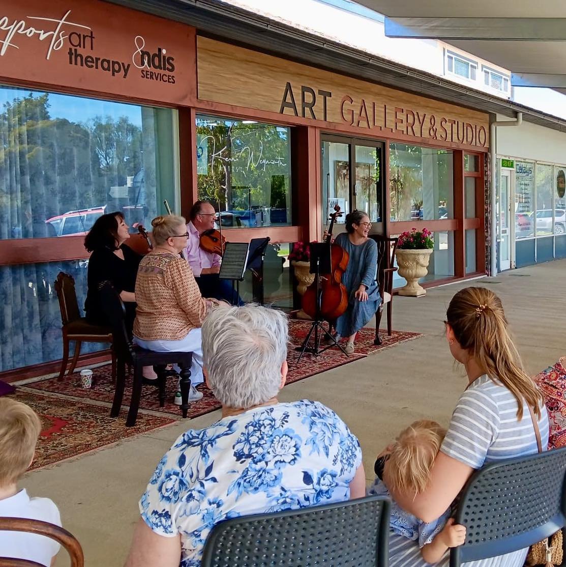 Great weather ☀️ for an outdoor &lsquo;Meet the Instruments&rsquo; 🎻 session at @kerriweymouth&rsquo;s sensational gallery in Coleambally today! 

The gallery is such an interesting creative space, with one room just for sensory art therapy, 🎨 with