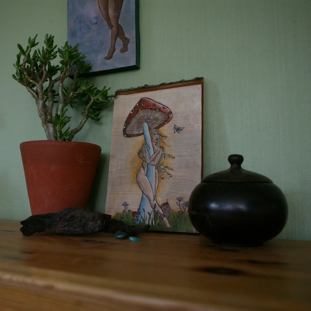 SVAMP KRAM - H&Aring;LLEN

&ldquo;Svampens kloka p&aring;minnelse skapar en v&auml;rmande k&auml;nsla.
Jag kramar mig sj&auml;lv medvetet och &ouml;mt.
Jag ger min kropp den v&aring;rdnads fulla k&auml;rlek
den s&aring; djupt kallat.
Ett efterl&auml;