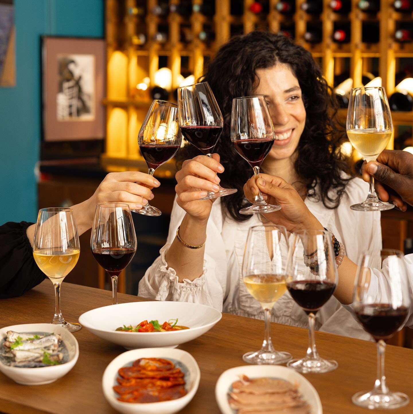 💡 Saviez vous que nous proposons des d&eacute;gustations dans notre boutique ? Que vous soyez solo, a deux ou a bien plus, d&eacute;couvrez un choix personnalis&eacute; de cinq vins parmi nos suggestions au verre du moment, accompagn&eacute; (ou non