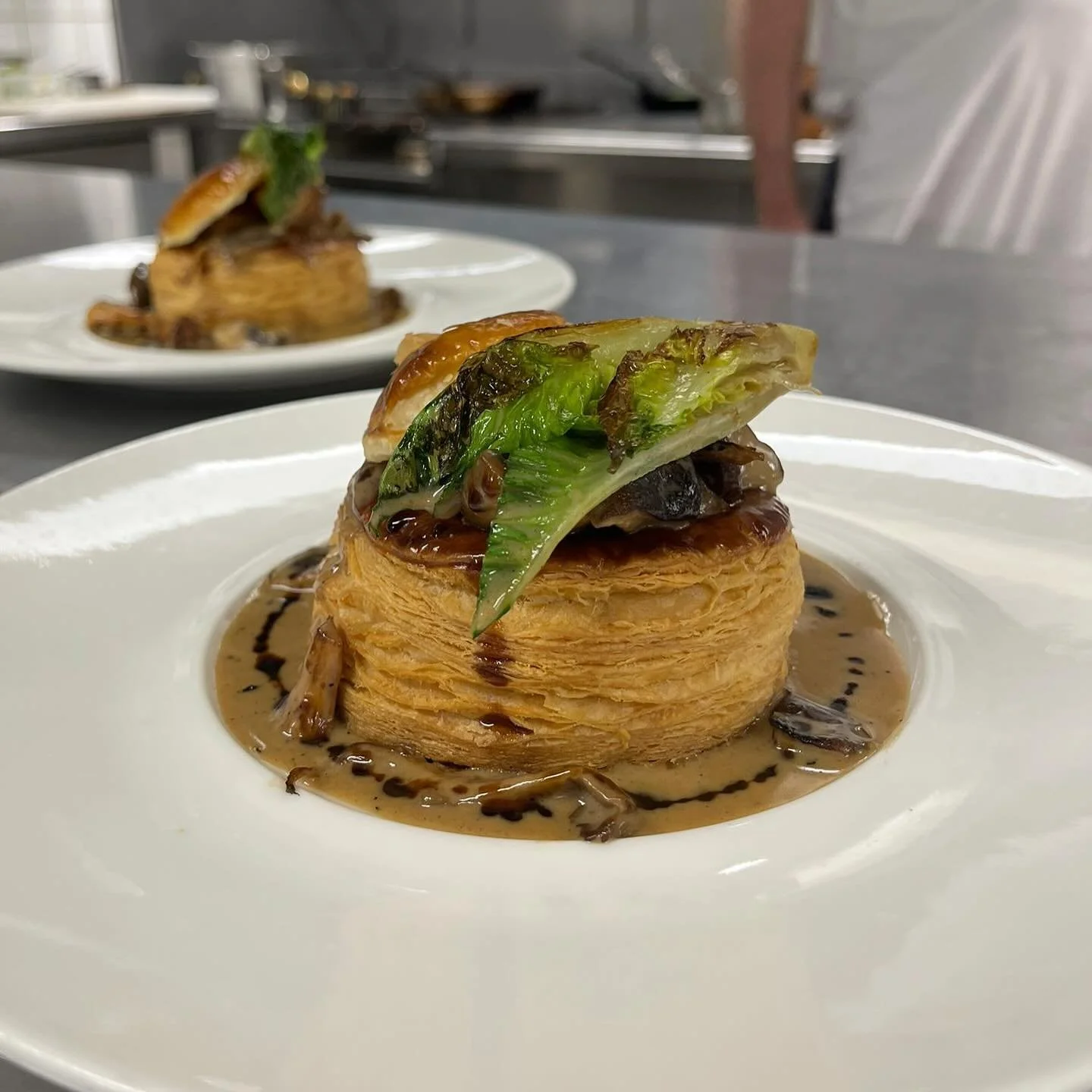 Vol-au-vent, feuilletage maison &amp; sauce vin jaune pour un menu sp&eacute;cial de pre-anniversaire pour notre cher habitu&eacute; @jeanpierreparis4 🎉🎉🍷

#restaurantparis #menussurmesure #menudanniversaire #toutfaitmaison #joie #plaisir #dejeune