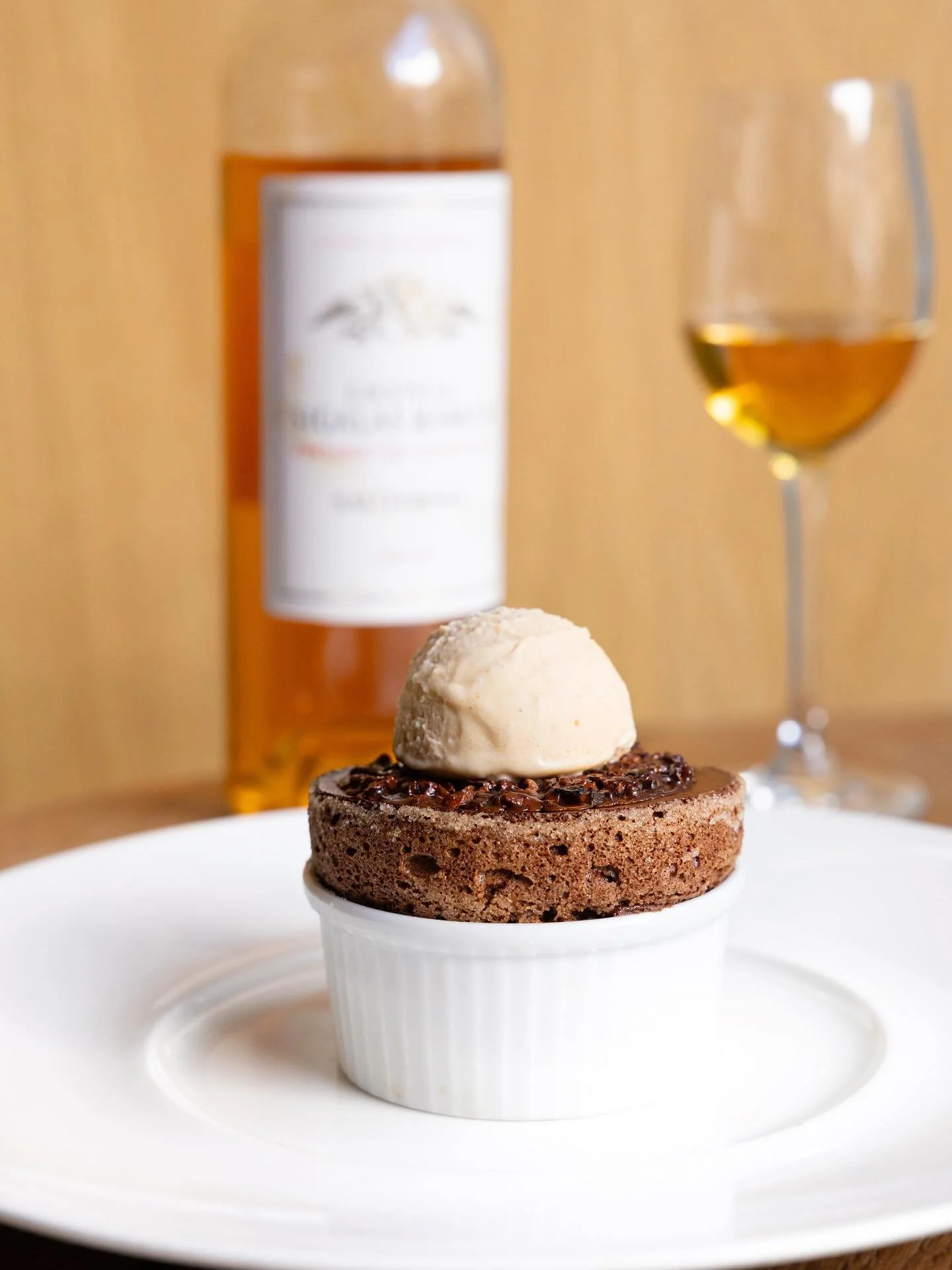 Notre souffl&eacute; au chocolat guanaja avec une glace au caramel c&rsquo;est de la tendresse dans un ramequin. 
Chaud, Froid, Frissons au rendez-vous !👌 et avec un petite douceur en plus c&rsquo;est exquis ! Sauternes ou Mad&egrave;re, on adh&egra