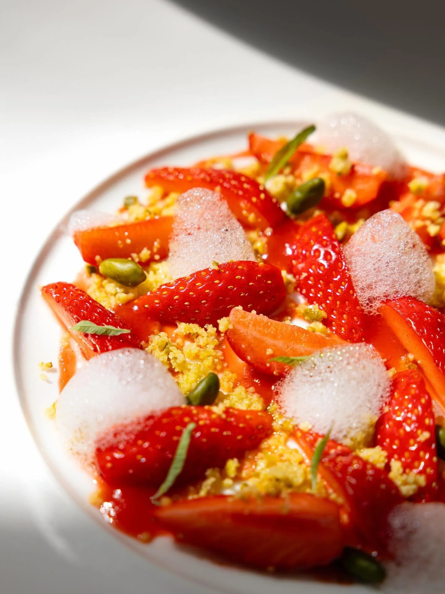 Joyeuses P&acirc;ques ! 🐣Le temps des fraises revient, enfin. 
Join us for an afternoon wine tasting ! Rejoignez nous rue des  Petits Champs pour une degustation l&rsquo;apr&egrave;s midi ou un diner bien dans la saison. 🌷🌷 merci pour la photo @de