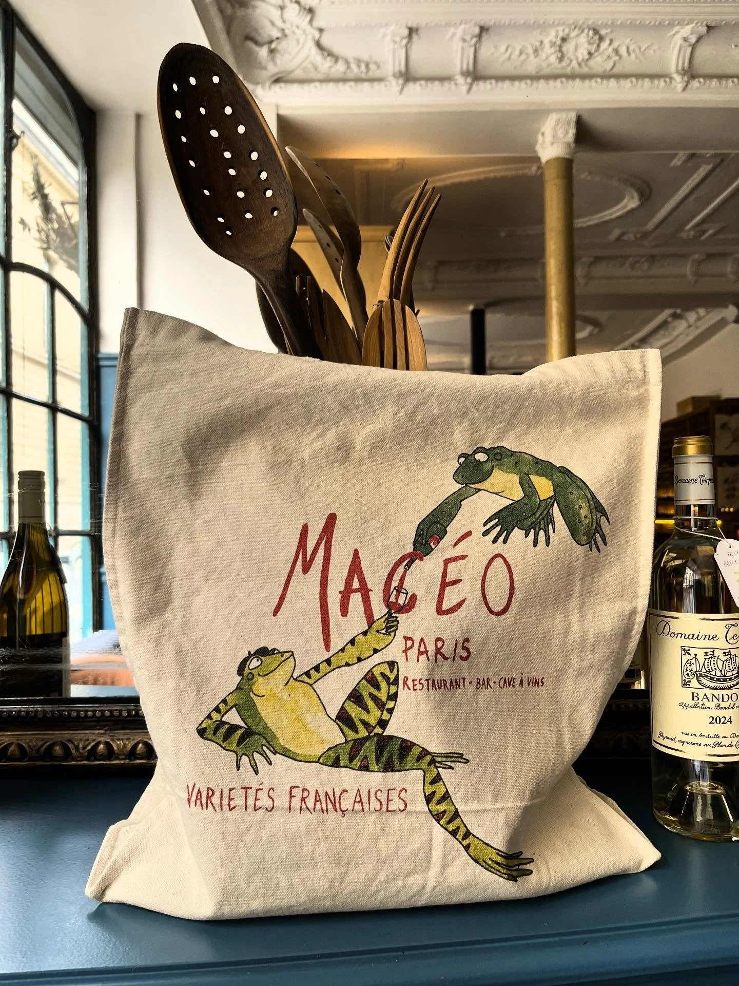 Voici le Froggy Bag, le sac de tous les stars de la mare ! Un cadeau de r&ecirc;ve pour tous les sacs &agrave; vins dans votre vie.
🐸❤️🍷🍇
#bag #sacavin #frogs #grenouilles #varietesfrancaises #cepagesfrancais #vinsdefrance #restaurantparis #baravi