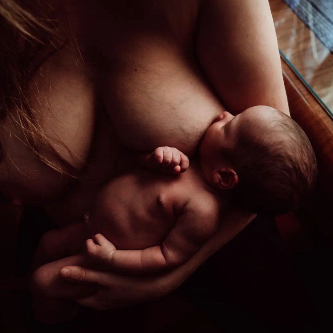 Breastfeeding Tips: Take a Moment to Slow Down 🤱

📷  @jennanordphotography
Words by Midwife Alex

In the whirlwind of motherhood, it's essential to pause and cherish the breastfeeding journey. Here are some tips to help you slow down and savour the
