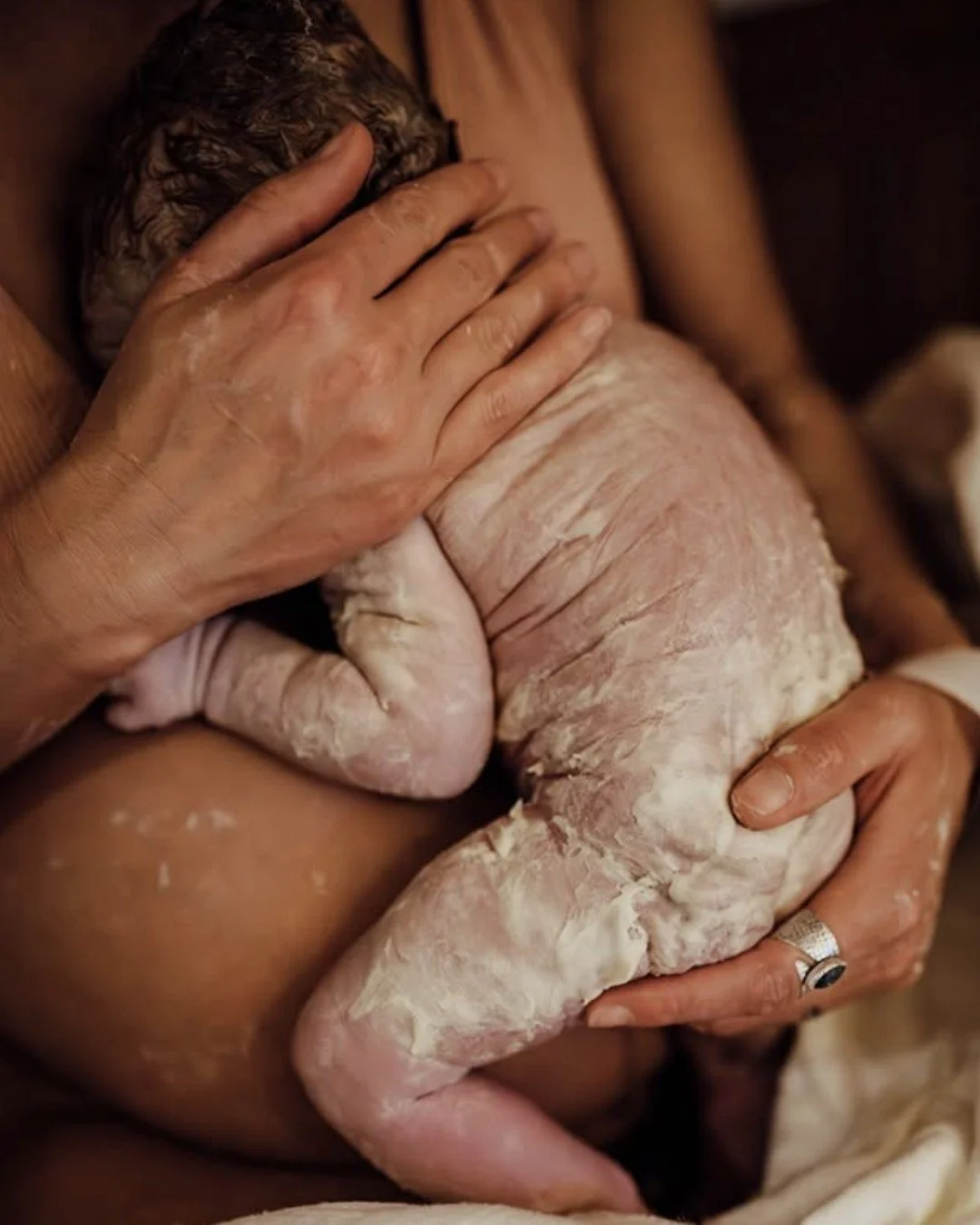 Nature&rsquo;s first gift 🌿 That gentle white layer, vernix, holds the memory of life in the womb. Safe, nourished, and ready to meet the world in your arms. Every moment after birth is a bridge between two#midwifealex 

📸 @the_birthkeeper 

#Fresh