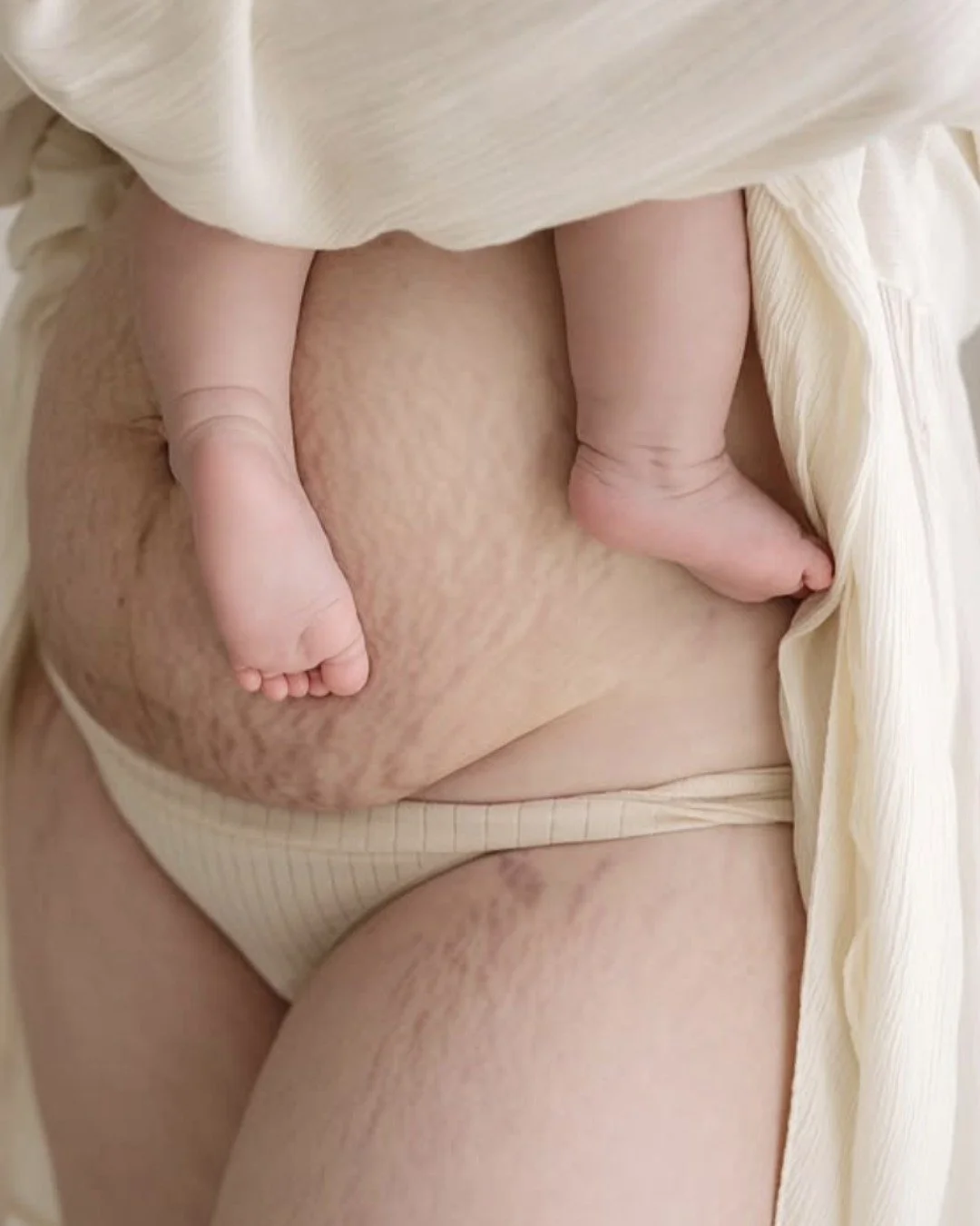 Every line, every fold, every mark tells a story. 🌿 These are the badges of love, proof of the journey your body has taken to bring life into the world. 

Your body is powerful, beautiful, and worthy of honour. 🤍 
📸 @suzibirdstudio 

#PostpartumLo