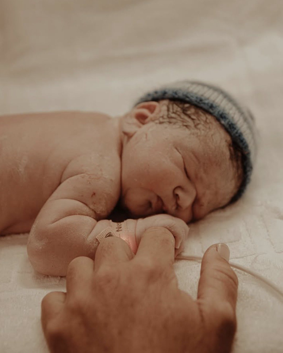The first touch.
The quiet connection.
A lifetime of love, starting with one small hand holding yours.

📷 @tiarnecarneyphotography 

#NewbornMagic #FirstTouch #BirthMoment #SacredConnection #NewLife #HoldingHands #MiracleOfBirth #BirthStory