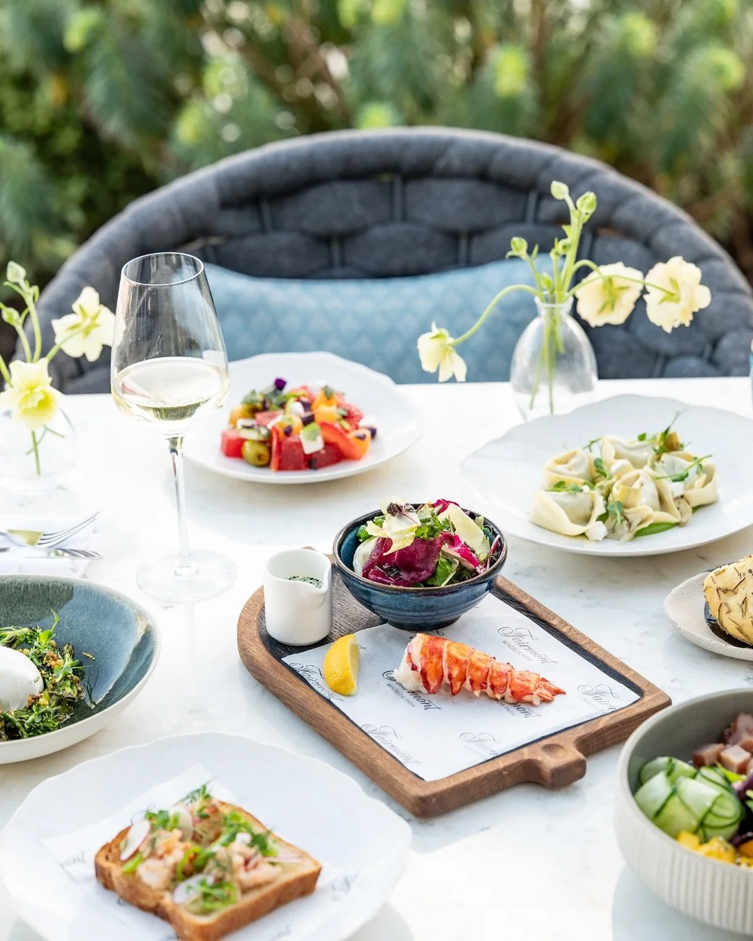 Enjoying the last of the summer sun at Fairmont Windsor Park ☀️☀️☀️

This bespoke @rewthink serving board was made from a single piece of European oak that was then scorched in the centre to create its distinct blackened base. Its rounded edges and s