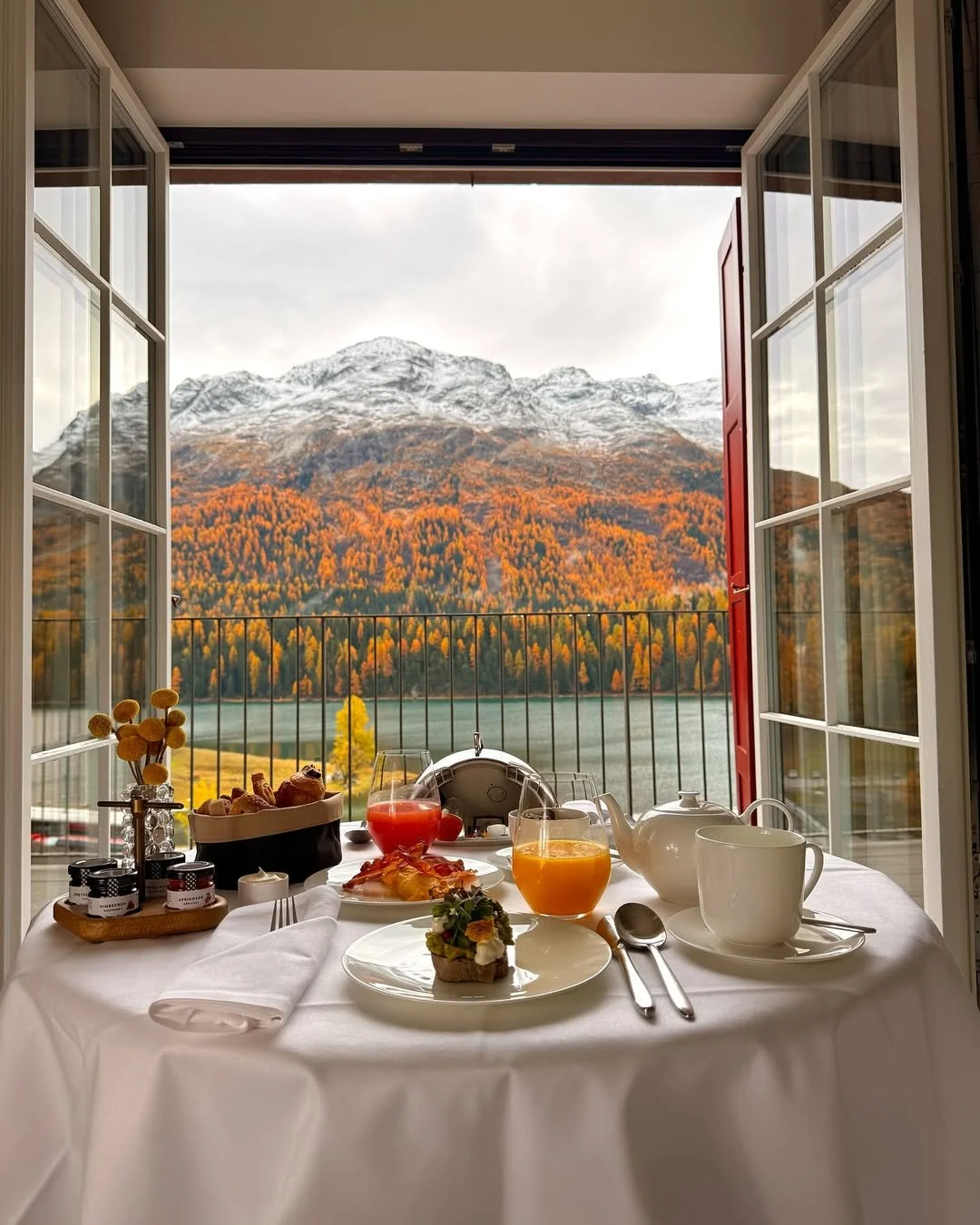 Autumn vibes at Grace La Margna St Moritz 🍂🍂🍂 

Featuring a bespoke @rewthink condiment stand, crafted from fumed European oak with a central handle made from antiqued brass.

📸 @gracestmoritz