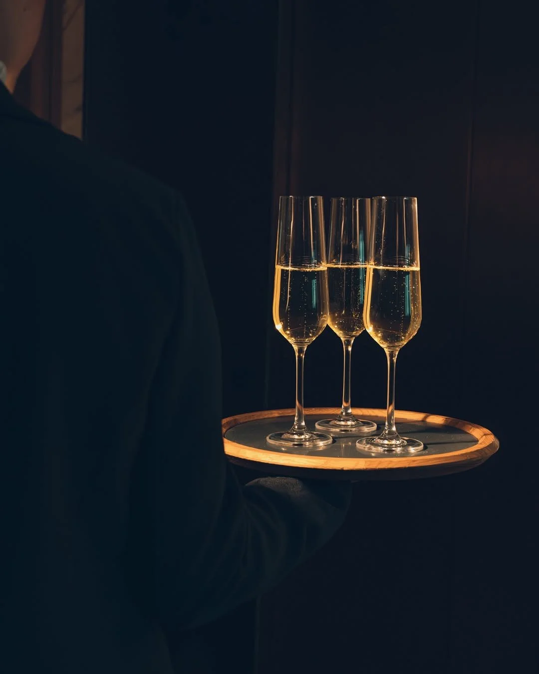 ....and relax 🥂✨ 

Friday feels at City Social Dubai, featuring one of our 30cm round trays, with its lightweight frame and a non-slip silicone base.

Have a lovely weekend, all! 

📸 @citysocial_dubai