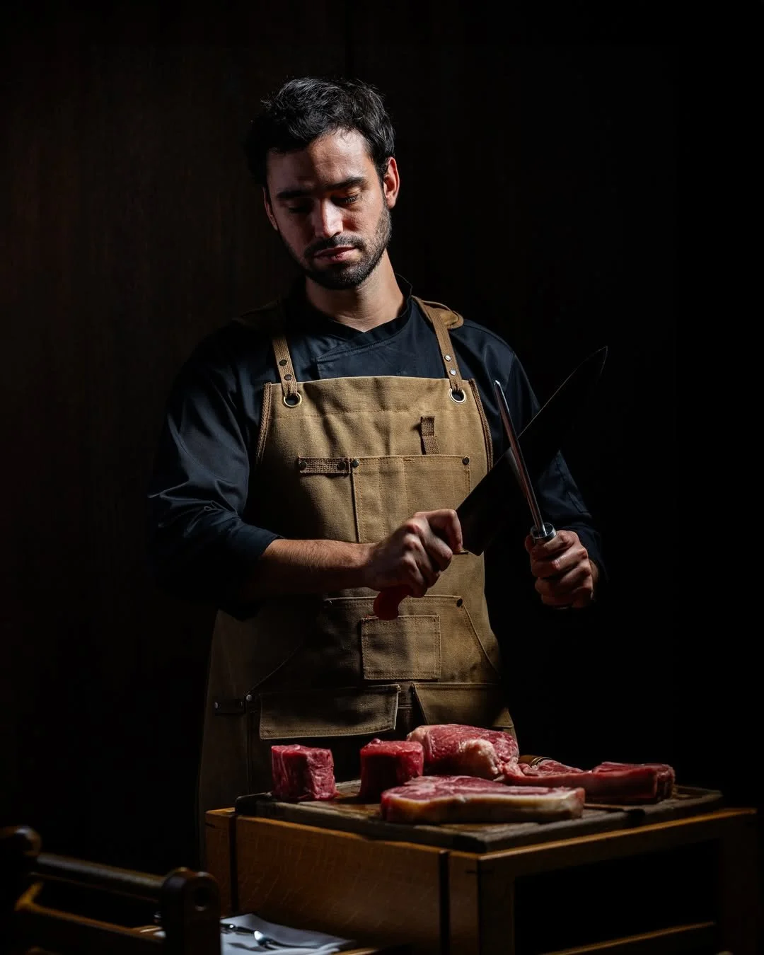 The Oak Room's meat sommelier, showing off a @rewthink trolley that has been on site since the restaurant opened and still going strong. A testament to the longevity of our timeless designs!

📸  @oakroomabudhabi