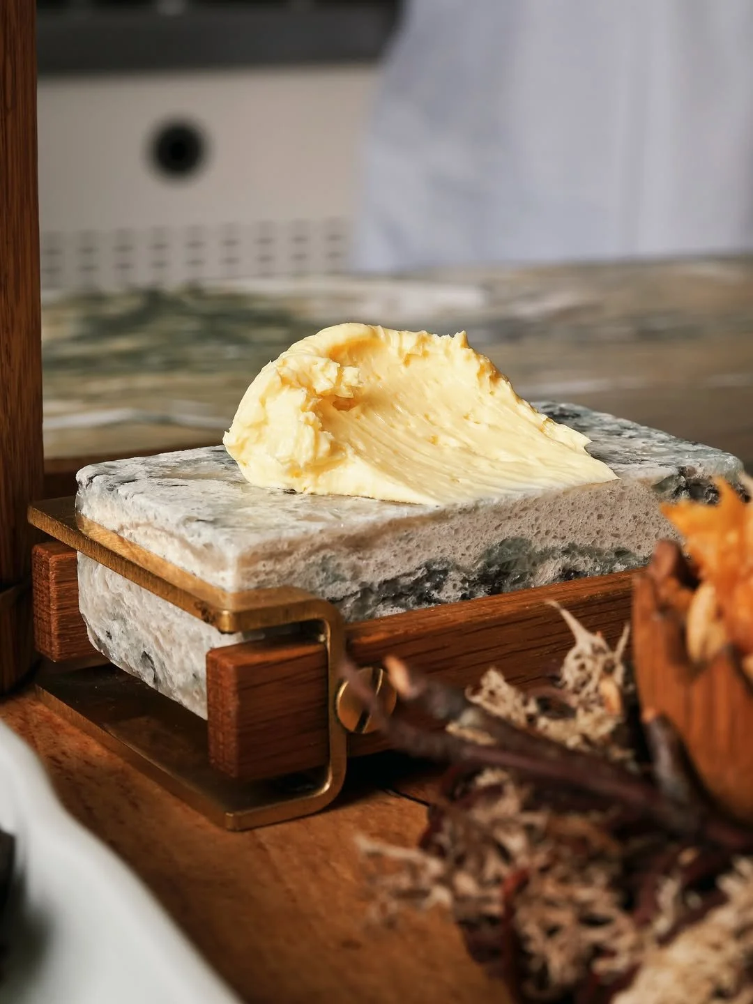 A bespoke @rewthink butter plinth, designed and created for the team at Muse ✨ 

Crafted from this beautiful piece of stone, European Oak and satin brass, this item uses no glue, making maintenance and repair a breeze.

Isn't it stunning?

 📸 @museb
