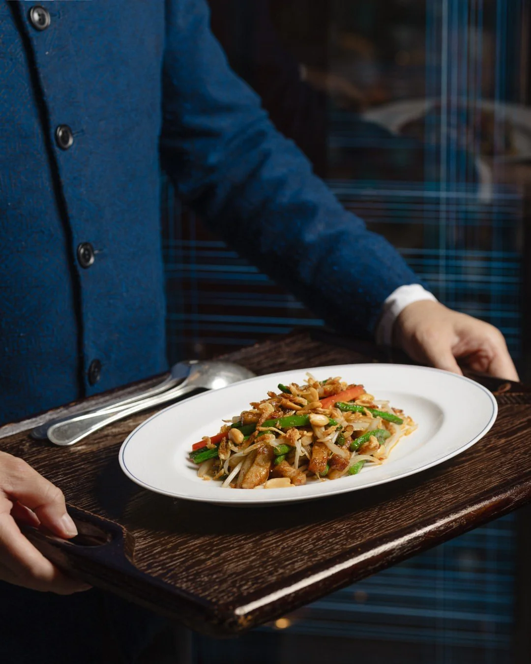 A classic for a reason: with their easy-to-grip 'inside out' handles, rounded edges and stackable design, our service trays are the ultimate in functional elegance ✨

Shown here in a beautifully moody dark brown at Peninsula London's Canton Blue.

📸