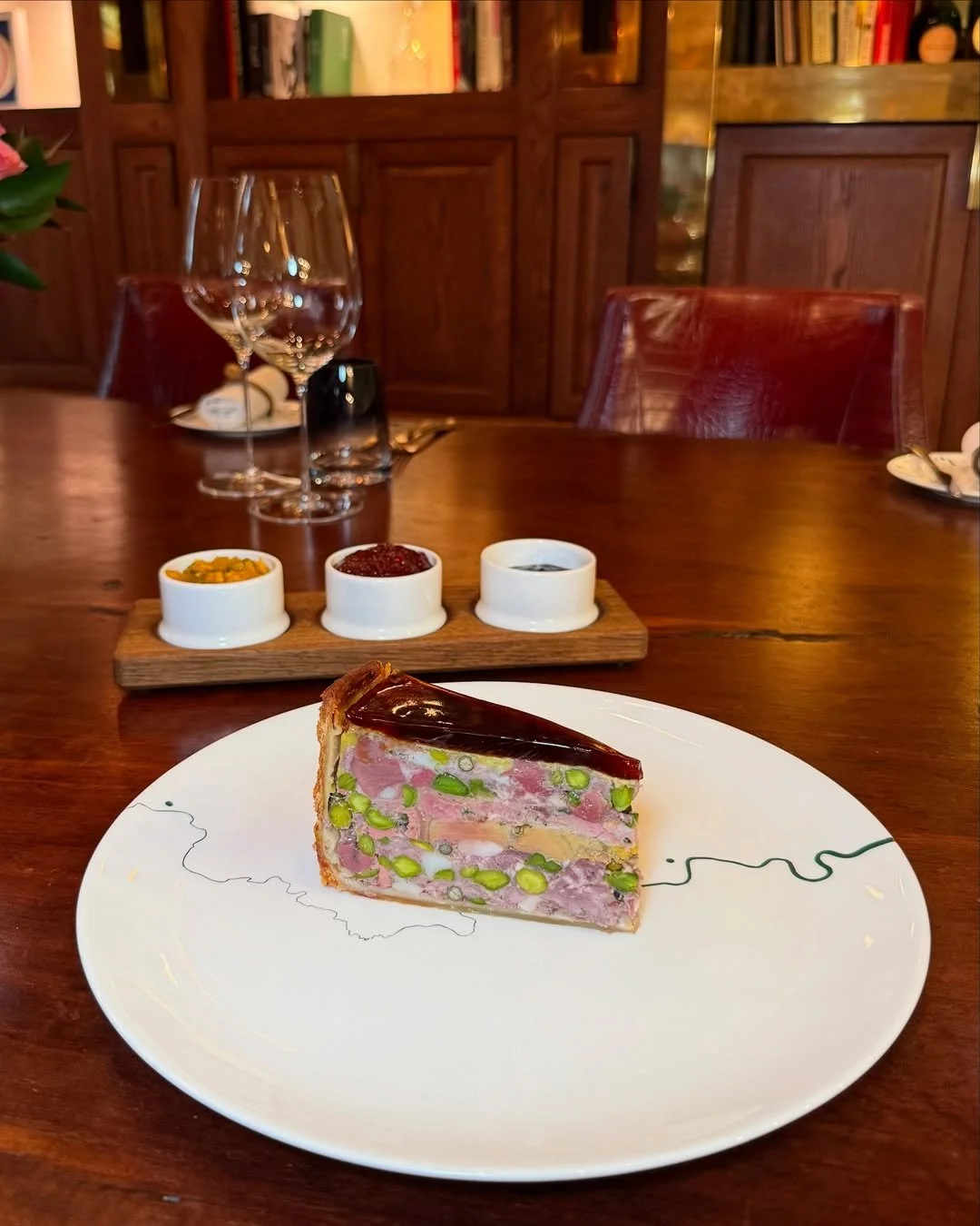 A phenomenal looking slice of pie at Kerridge's Bar and Grill! 

Served with your choice of three condiments from their bespoke @rewthink trolley on these bespoke @rewthink boards with custom-cut wells to ensure a perfect fit for each little dish ✨ 
