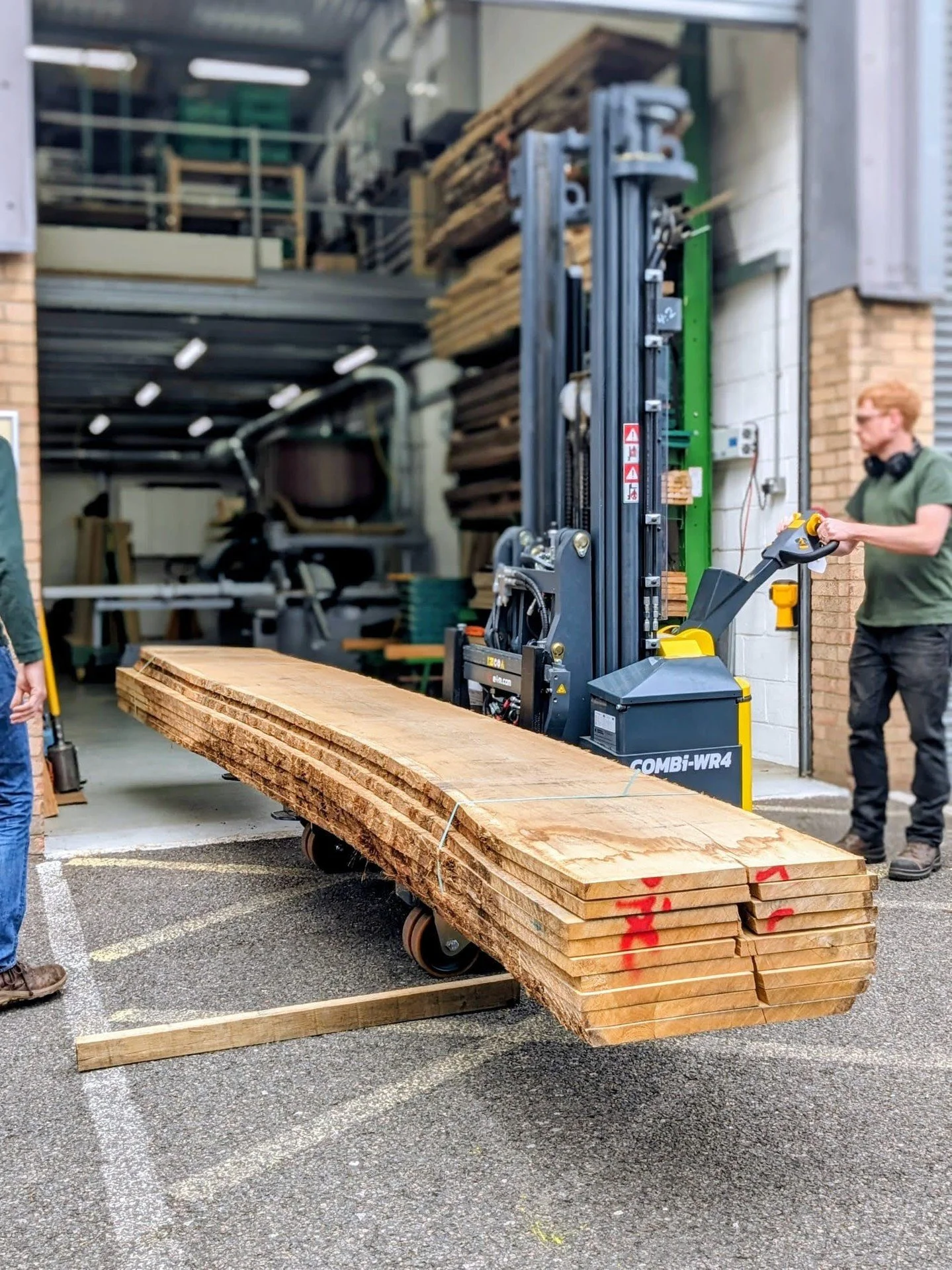 Special delivery! 💫 

Our latest batch of 6-metre-long European Oak boards arrive at the @rewthink workshop. 

These have been cut 'through and through', meaning the log has been sawn length-wise from top to bottom. Not only does this retain its 'wa