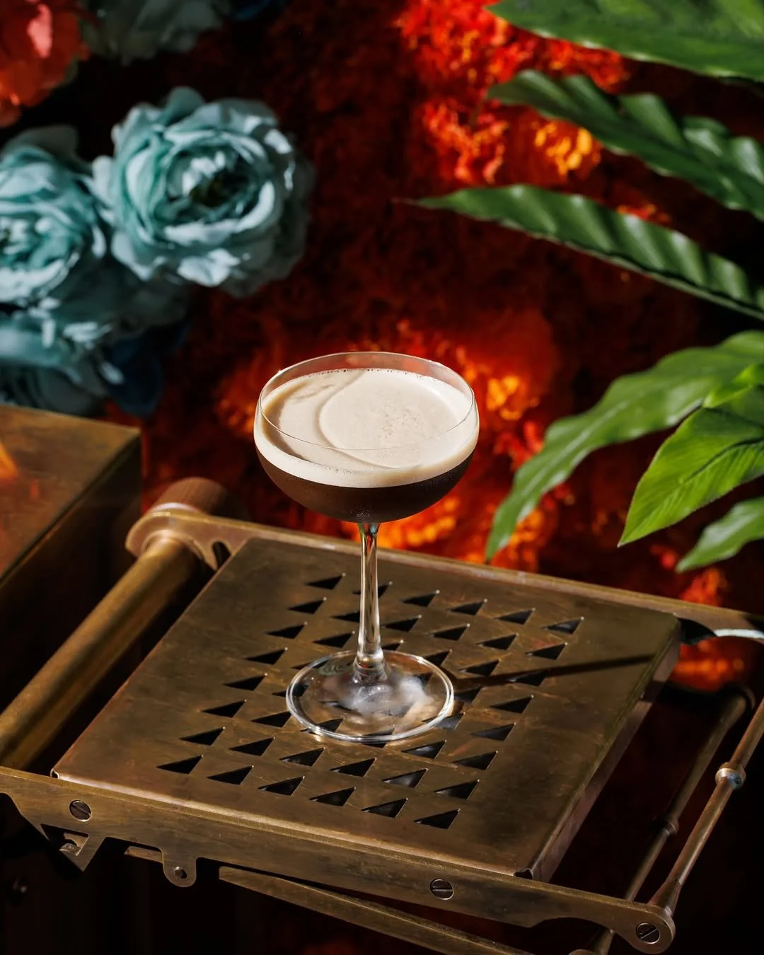 Where cutting-edge design meets custom detailing: the in-built drip trays in the serving arms of the bespoke drinks trolley we created for the team at Los Mochis, designed to echo the geometric triangles of their fabulous bar ✨

📸  @losmochislondon