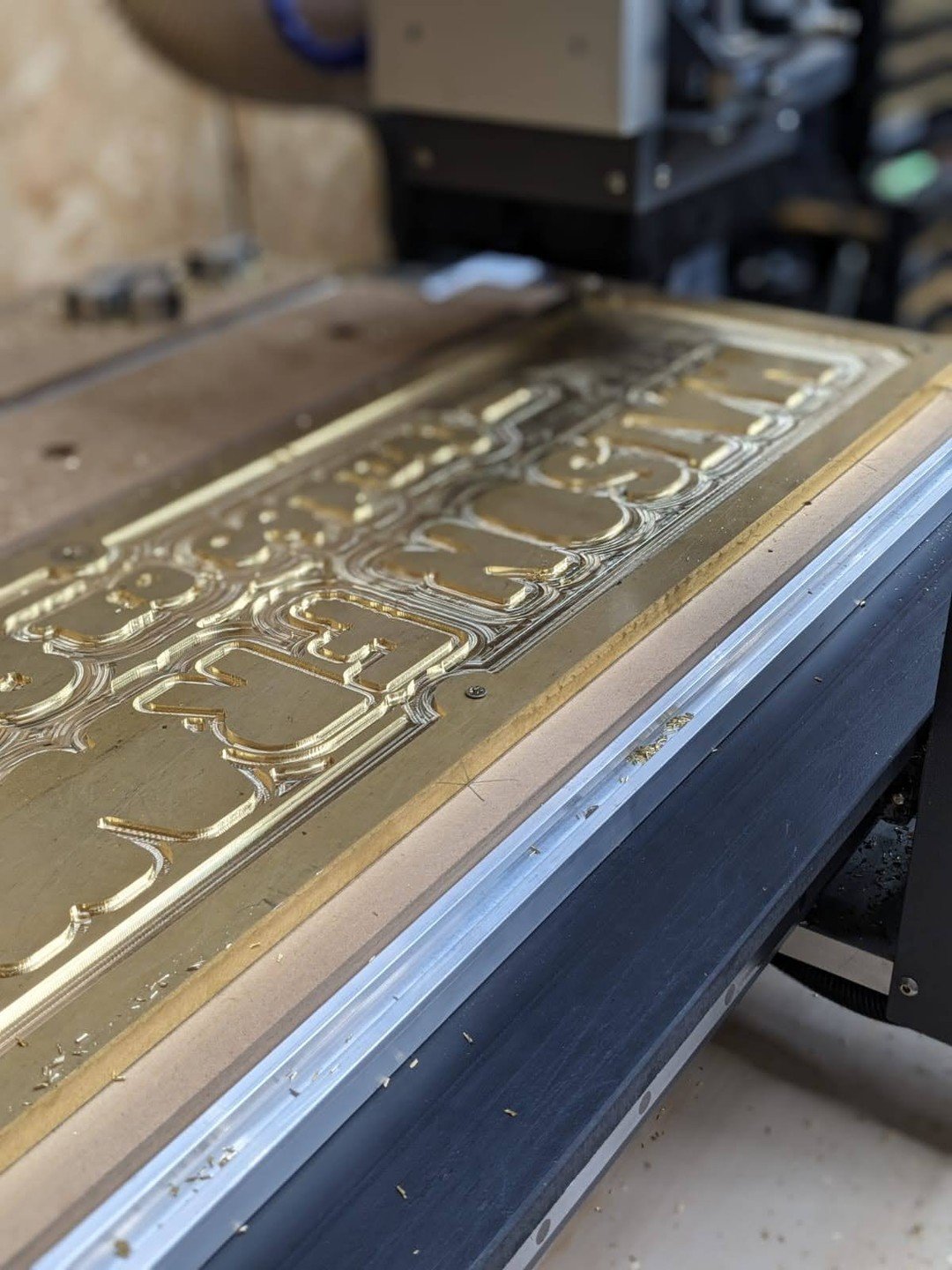 A few months ago we had the pleasure of creating a plaque for the team at Maison Fran&ccedil;ois to commemorate the restaurant's 5th birthday 🙌 ⭐ 

Swipe to see some photos of the plaque's progress through the @rewthink workshop:

* Milling 2mm deep