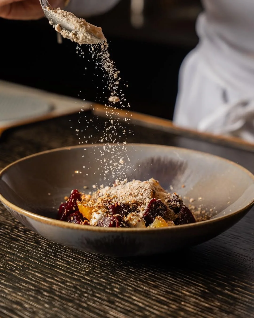 Adding the final touches to this delicious dish at City Social Dubai, ready to be delivered to the diner on a classic @rewthink service tray ✨ 

With its comfortable handles, lightweight frame and a striking black base crafted from ebonized European 