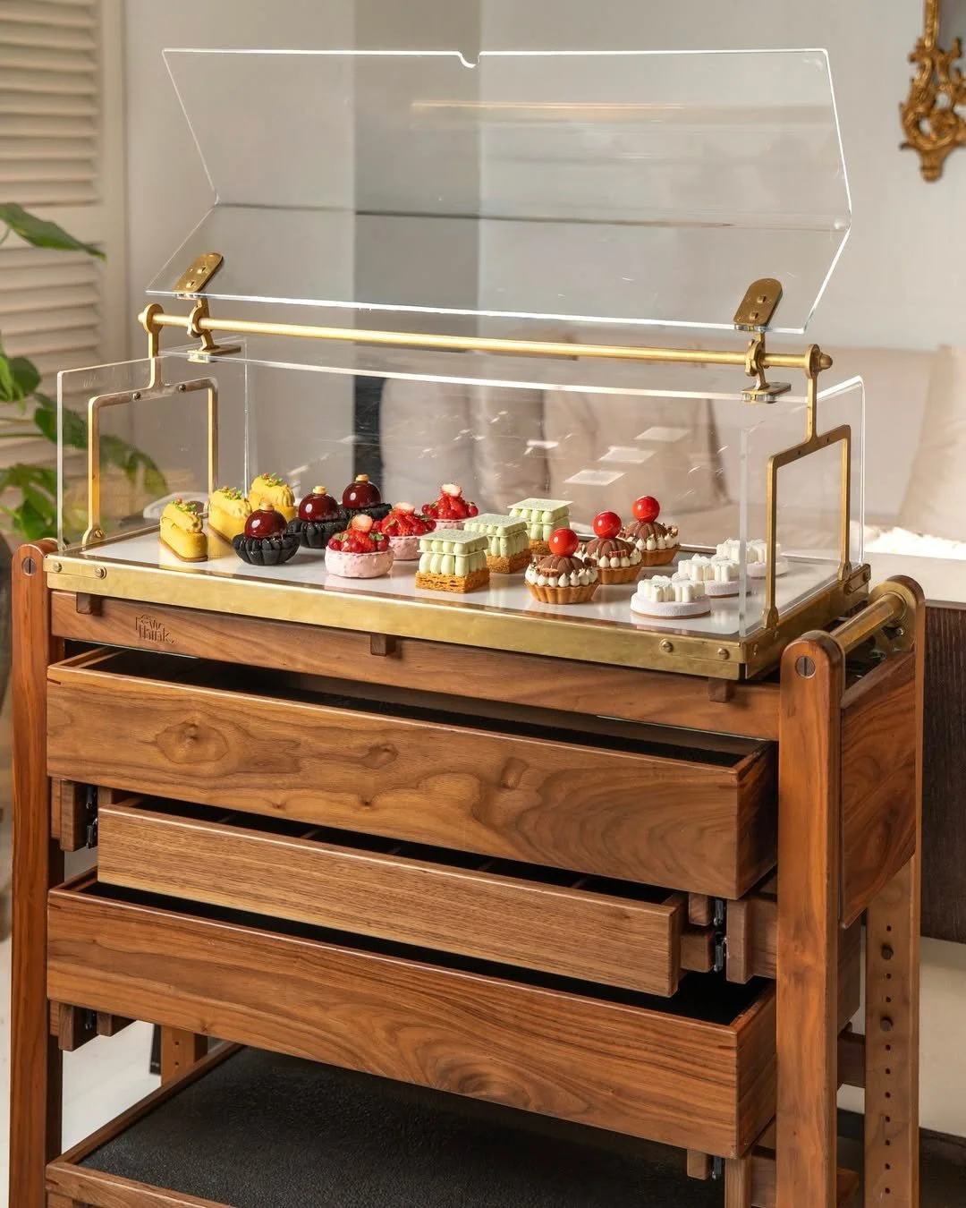 Going into the weekend admiring this beautiful spread from Singapore Edition, showcased in their bespoke @rewthink trolley ✨ 

The trolley's trays and drawers glide smoothly on two-way runners for easy access from either side and to make cleaning and