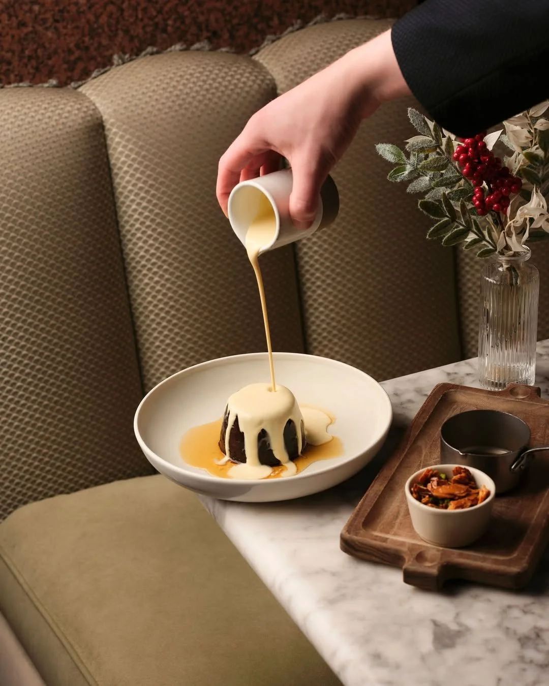 With Christmas only a few days away, it felt appropriate to celebrate this gorgeous Christmas pudding at The Spence! 

Sides and sauces served on their bespoke @rewthink board, crafted in workshop using American walnut and finished with a plant-based