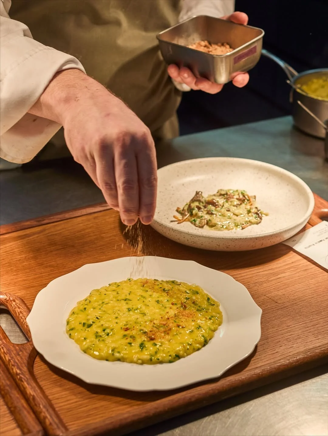 Another great shot of our classic @rewthink service tray at the pass at Murano 💚 

Featuring our signature 'inside-out' handles, this stackable, lightweight, durable tray combines quiet elegance and practicality. 

📸 @muranolondon