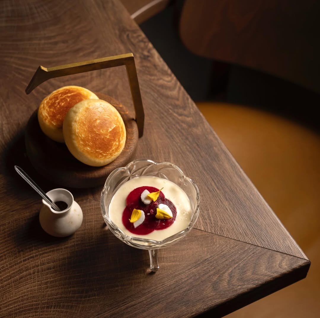 One of our more unique designs at Aces Foodcraft: a fumed oak stand with satin brass carry handle. Isn't it pretty? ✨

📸 @aces_food_craft @alex__craciun