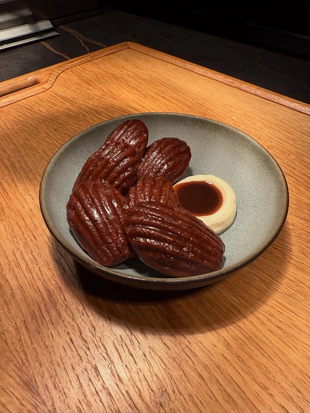 The shine on these sticky toffee madeleines at Furna! 🤤🤤🤤

Featuring our signature @rewthink service tray in the background, with its unique 'inside-out' handles making the most of every inch of usable space. 

This stackable, lightweight tray has