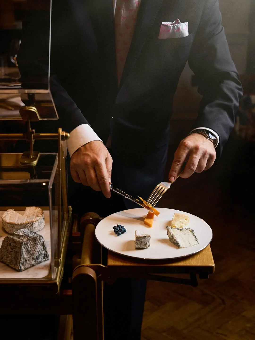 Best to have a 'try them all' policy when the cheese trolley looks this good! 🧀 💛 ✨ 

This @rewthink cheese trolley, designed and created for the team at Michael Caines at The Stafford, features a lightweight frame, folding servers and hinged acryl