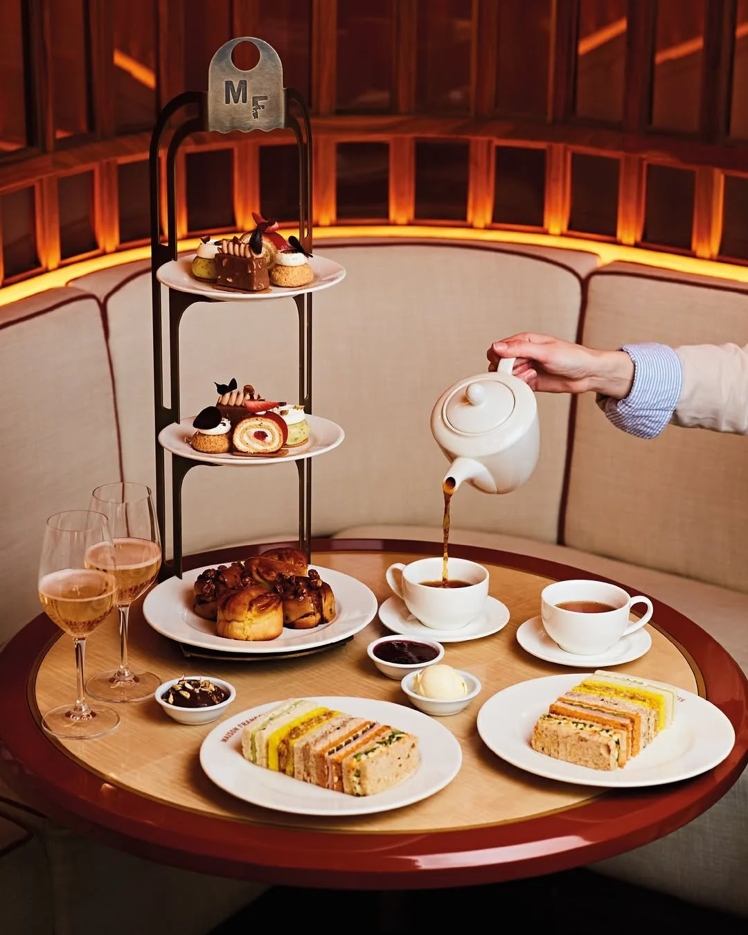 Designed exclusively for Maison Fran&ccedil;ois, this bespoke @rewthink tea stand was lovingly crafted from antiqued brass and engraved with their distinctive 'MF' logo ✨

Its cantilevered frame perfectly cradles Maison Fran&ccedil;ois plates, while 