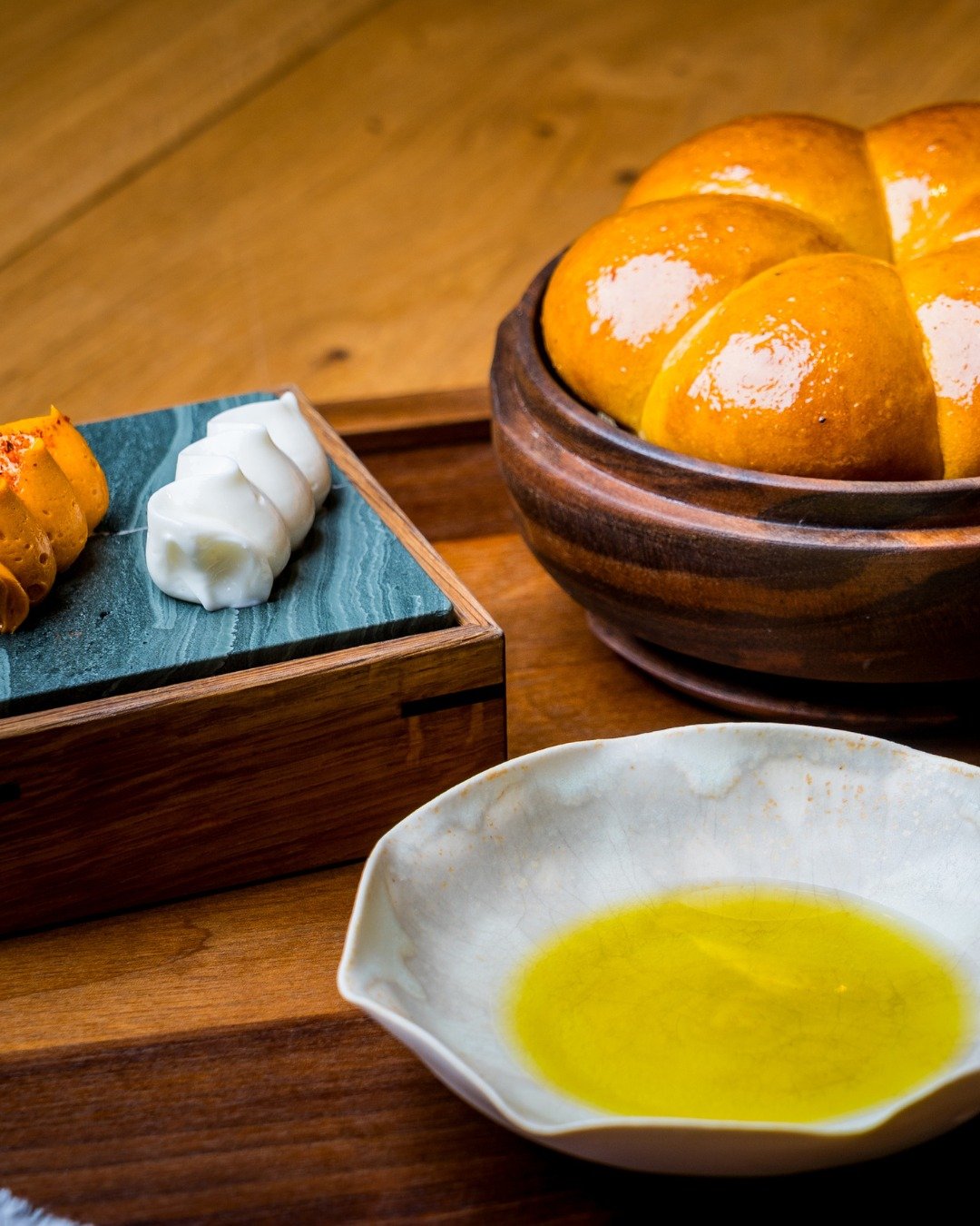 Bespoke butters, served on a bespoke @rewthink presentation box at the legendary Amelia by Paulo Airaudo ✨ 

Crafted from fumed European oak and Burlington stone, its dovetailed corners in a contrasting timber offer both structural integrity and a to