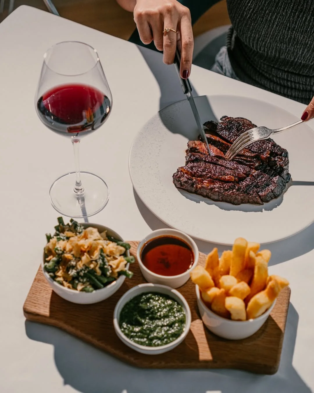 Is there a better combo than steak, red wine and chips? 🥩🍷❤️ 

Served with all the sides at City Social Dubai, using a bespoke @rewthink fumed oak serving board with custom-cut wells.

Wishing you all a happy Friday! 

📸 @citysocial_dubai