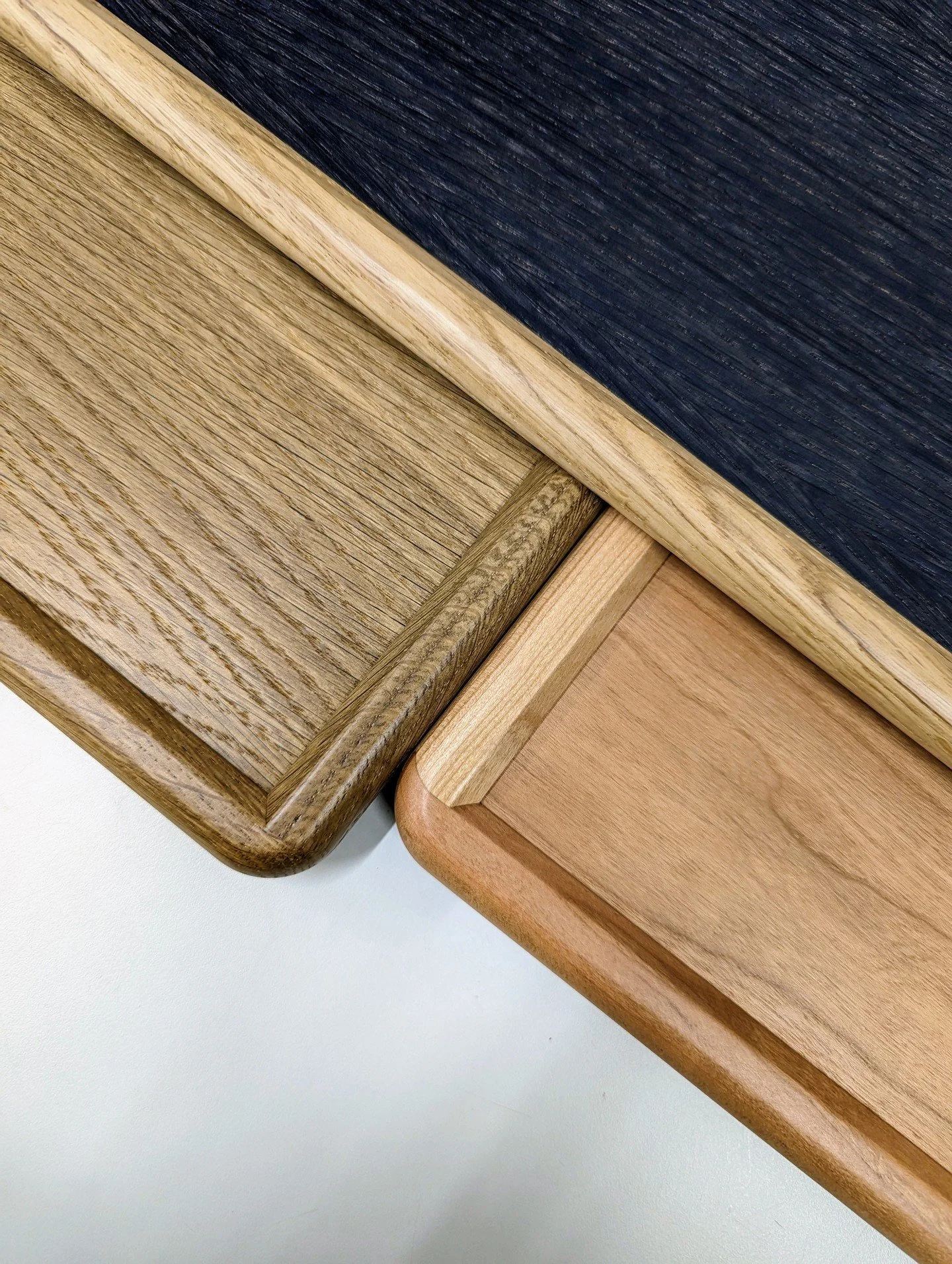 One elegant but hardwearing service tray, three ways! ✨

Clockwise from the top: 

🖤 Ebonized oak with a natural oak frame 
🤎 Fumed oak
❤️ Cherry 

Which is your favourite?