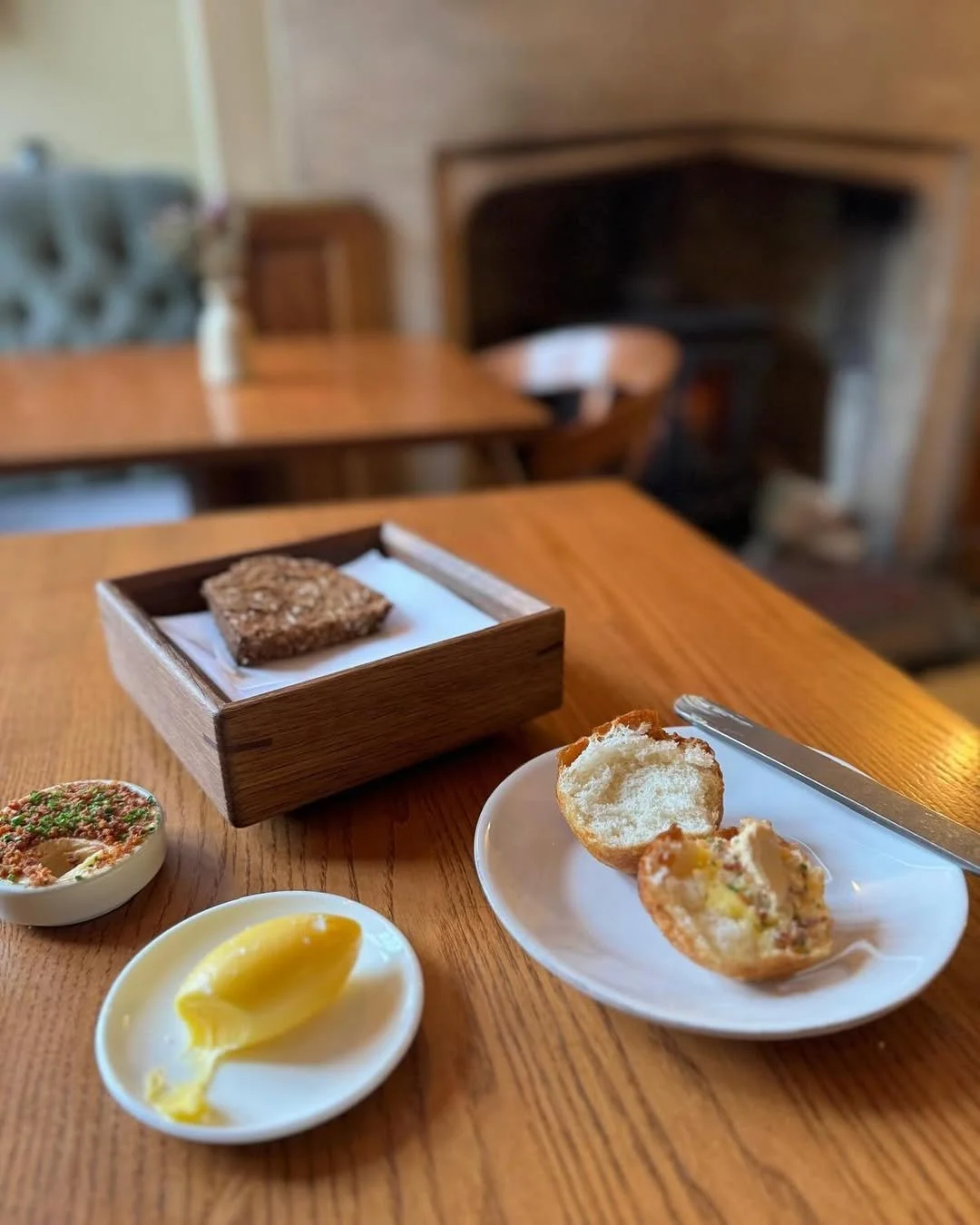 Strengthened corners and softened edges lend this bespoke @rewthink bread box at The Fordwich Arms a blend of durability and understated style ✨