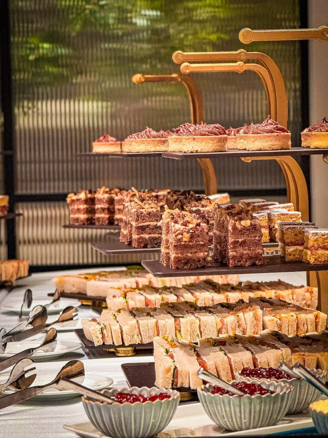 The versatility of a @rewthink afternoon tea stand! 

Its cantilever design and stylish satin brass frame are being shown off to full effect while maximising vertical display space for a corporate buffet.

The slim, paper composite shelves are remova