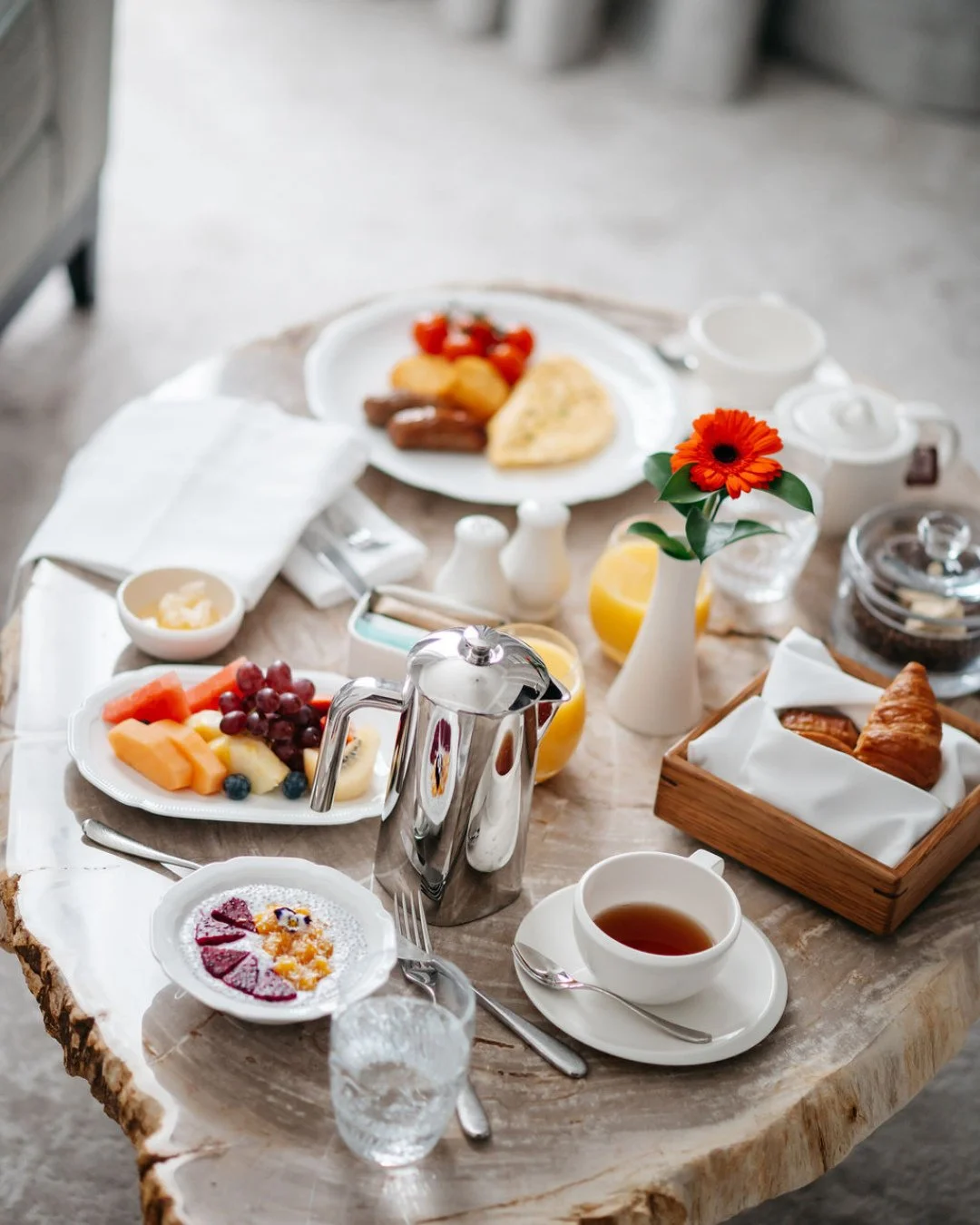 The perfect start to an Easter Monday Bank Holiday: breakfast in bed at Fairmont Windsor Park ☕🍓🥐

On the right is a @rewthink bread box, understated and elegant, allowing the main event to shine ✨

📸 @fairmontwp