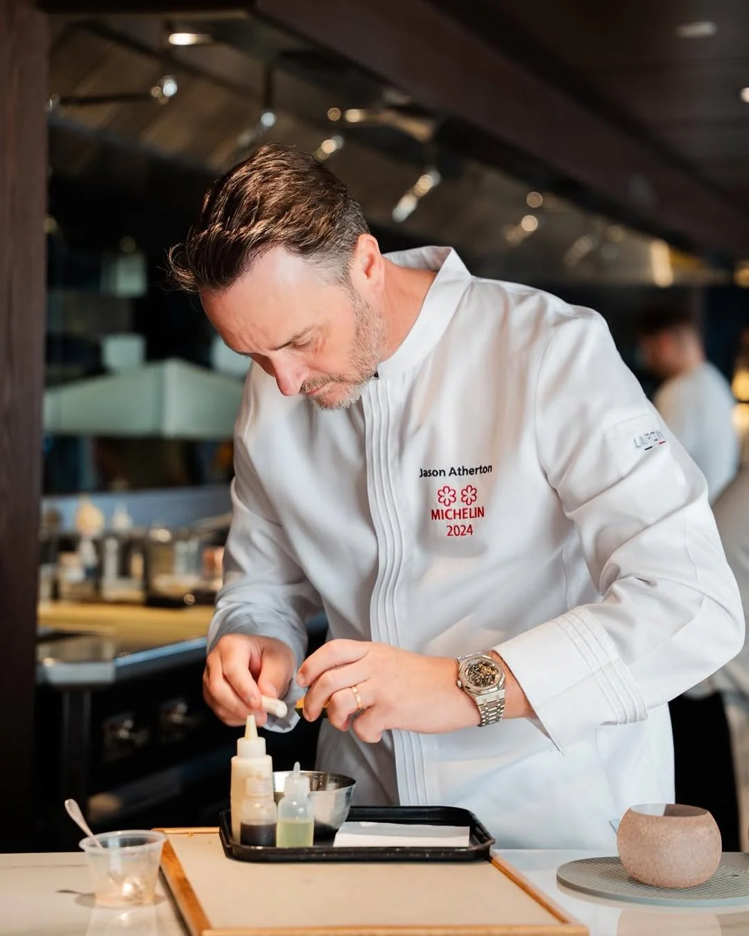 Jason Atherton at the pass at Row on 45, with the white @rewthink service tray offering a final touch of understated elegance 🤍

📸 @rowon45dubai