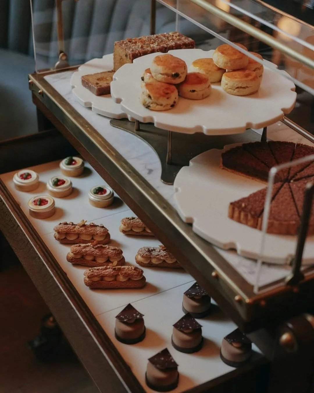 A bespoke @rewthink afternoon tea trolley for Six Senses London, crafted from stained oak, antiqued brass and Italian marble ✨ 

We scalloped the rotating display wheels to create easy-to-grip finger notches and created 3 plating inserts for the disp