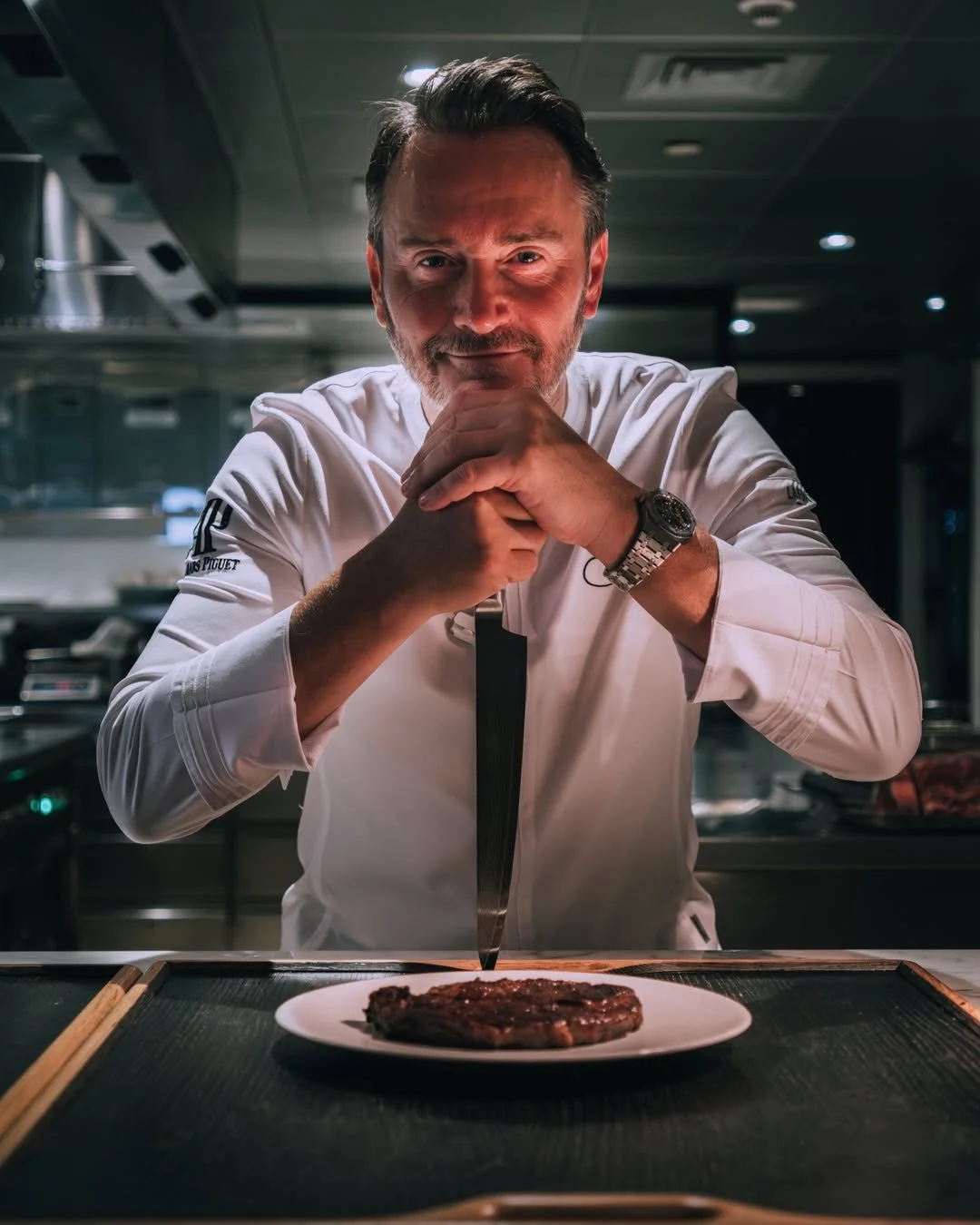 Don't try this at home! 🔪🔪🔪 

Jason Atherton with his bespoke @rewthink service trays.

With both a natural and ebonized finish, these trays have been crafted from sustainable European oak, a timber prized for both its strength and durability.

📸