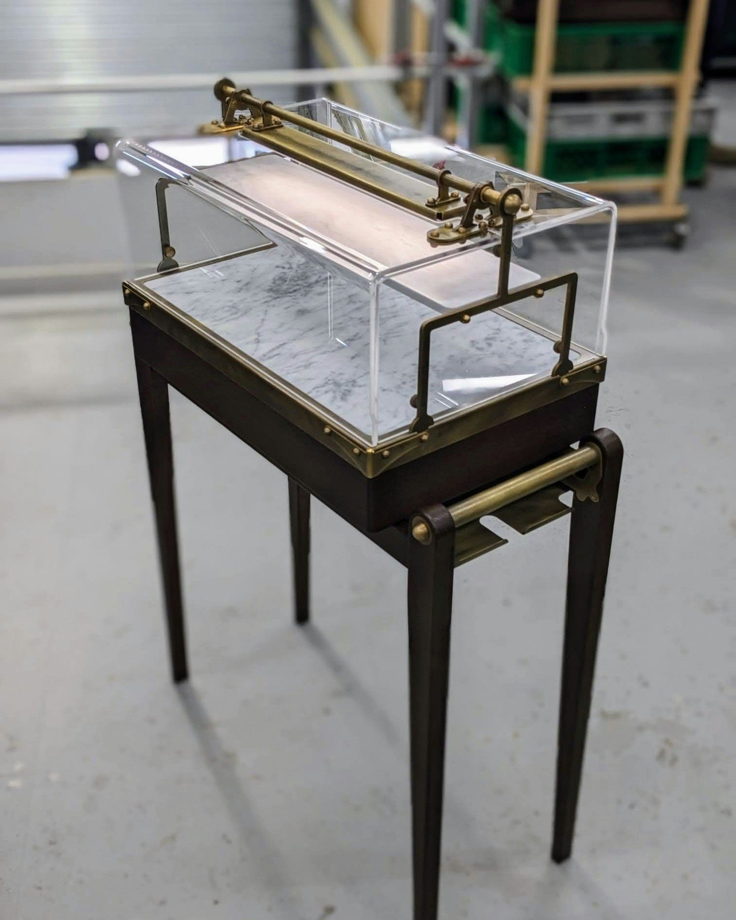 While we pride ourselves on the multi-functional design of our @rewthink restaurant trolleys, the addition of this new, static stand with elegant tapered legs takes flexibility to a whole new level 💪✨

It allows the entire display box, with its chil