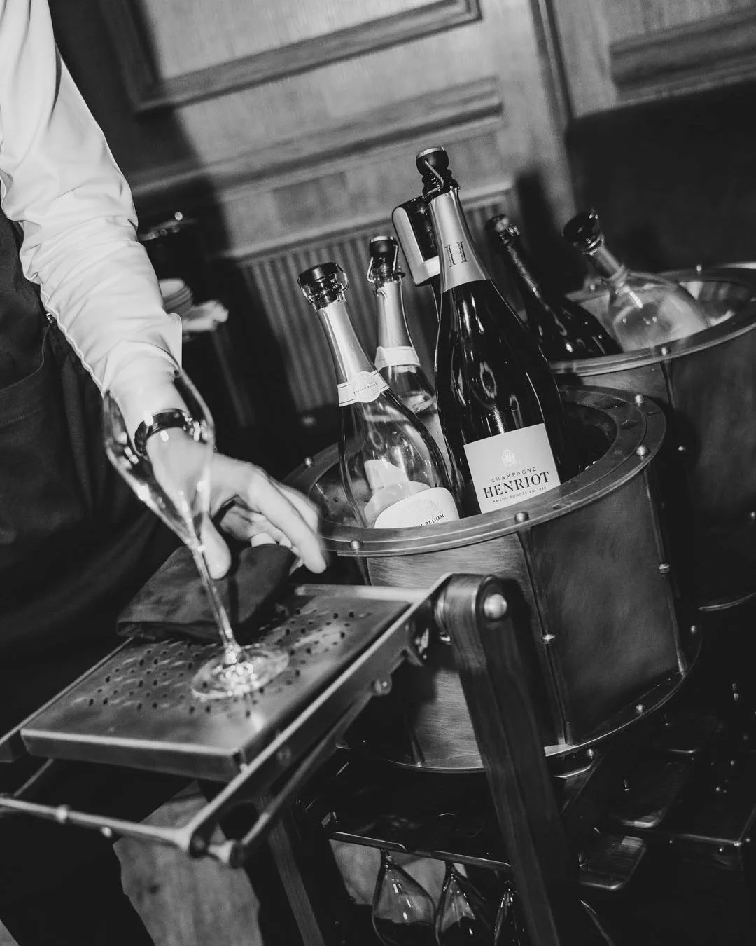 Welcoming in the weekend with the double-welled, bespoke @rewthink champagne trolley at Sale e Pepe. Cheers! 🥂✨ 

📸 @saleepepelondon