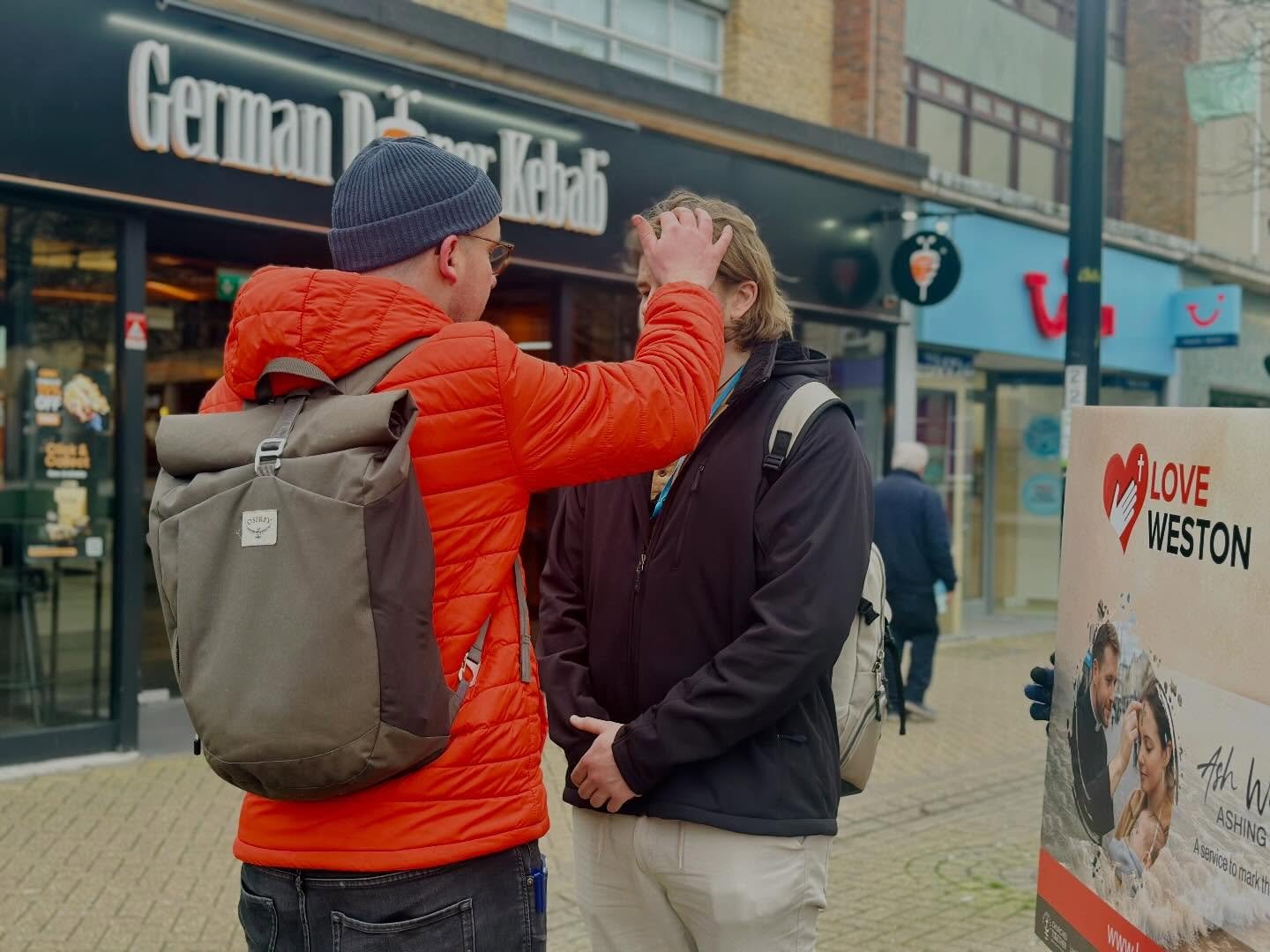 ✝️&rdquo;We sign ourselves with a cross because if we drop the cross we lose the plot. This Lent, what are you picking up and putting down so you can see the face of Jesus?&rdquo;

💫Such a joy to ash people on the high street this morning &mdash; or