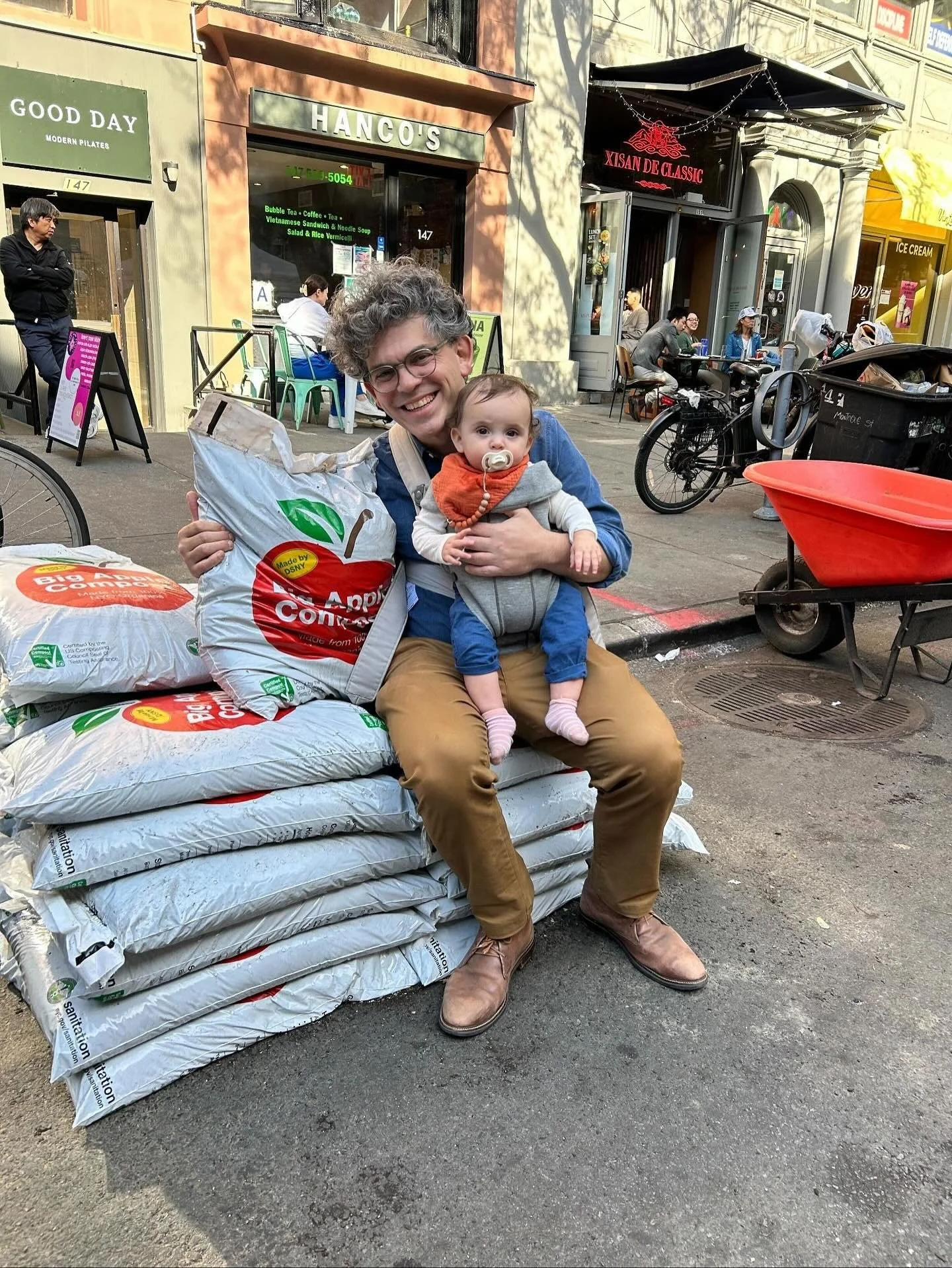 Thank you to everyone who came out to Montague Open Street this weekend for Bindlestiff Cirkus and our compost giveaway! We handed out over 7,000 lbs of compost, hundreds of daffodil bulbs, and 150 leaf bags to help neighbors get ready for fall.