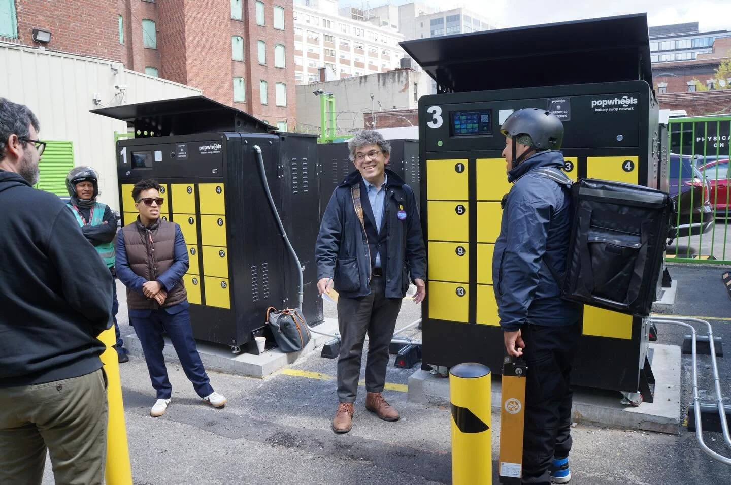 I had a great time visiting @popwheels.energy - an impressive battery swapping service that was founded in the Brooklyn Navy Yard to make our city greener and safer.

@cmcrystalhudson and I learned all about this exciting new model that prevents deva