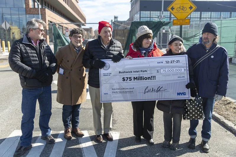 El senador Chuck Schumer, la asambleísta Emily Gallagher, Lincoln y los líderes de Friends of Bushwick Inlet Park.