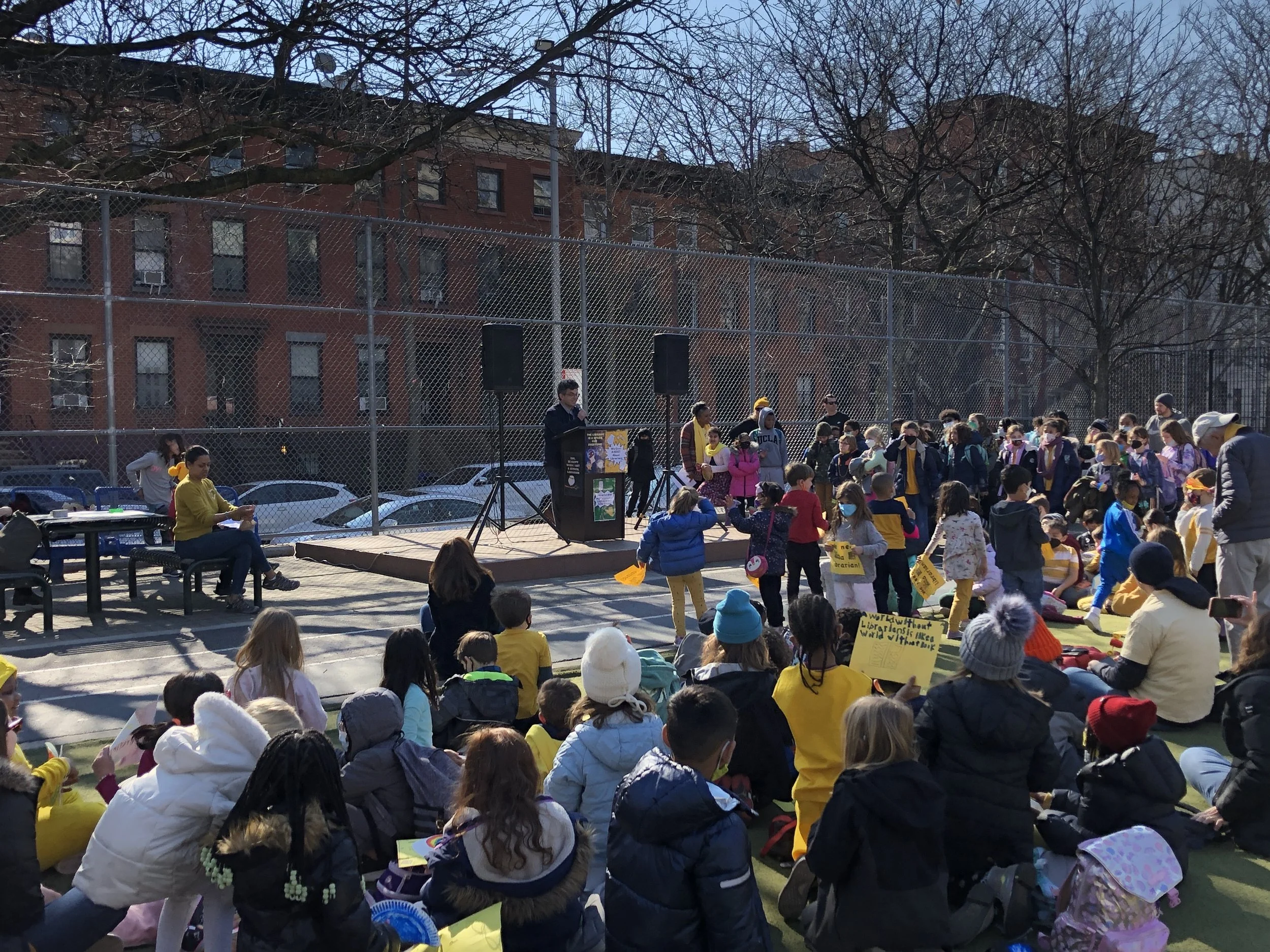 Lincoln hablando en la reunión P.S. 261 para pedir al Departamento de Educación (Department of Education, DOE) que brinde fondos para bibliotecarios certificados.