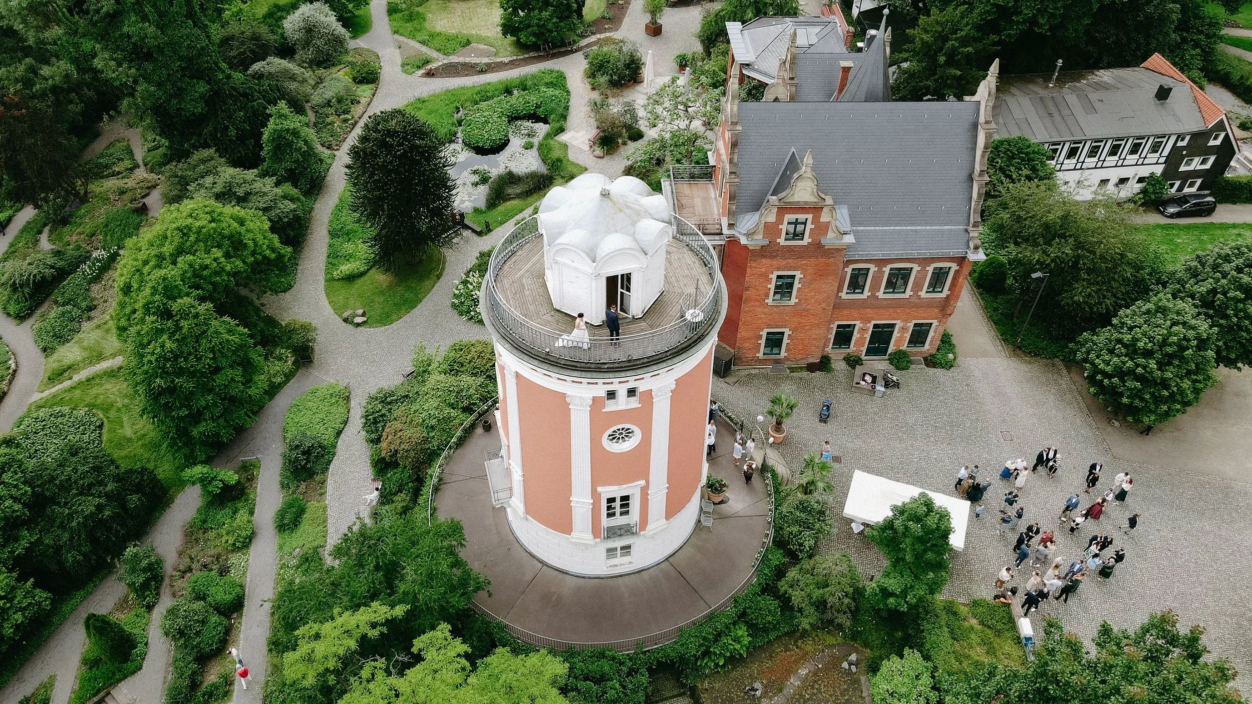 Elisenturm von oben. Zu sehen ist der Elisenturm und die Orangerie von Wuppertal bei einer standesamtlichen Hochzeit