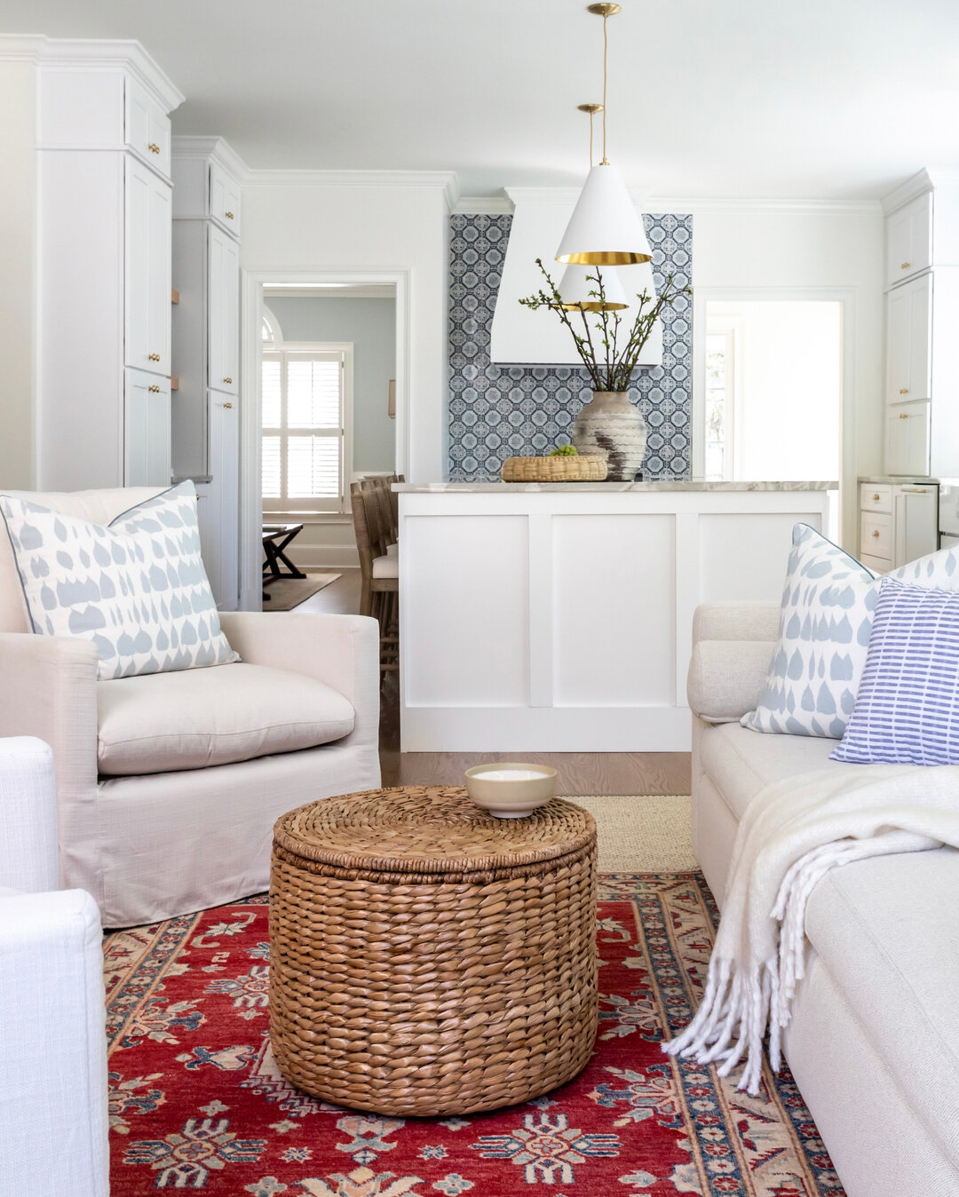 An intimate view in a modern Hearth Room​​​​​​​​​
📸: @heidiface
Design: @meredithpettyinteriors