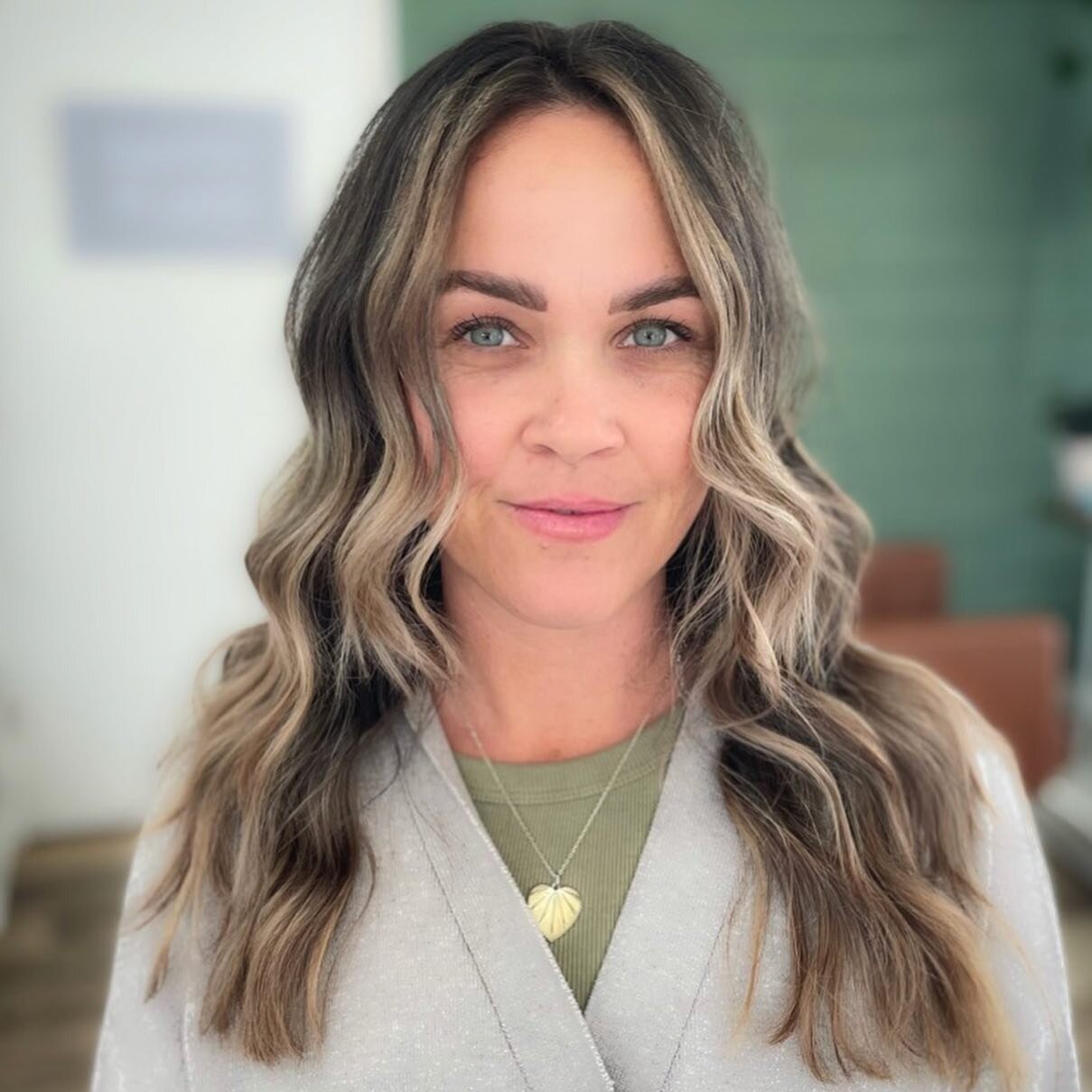Summer is here. It&rsquo;s time to lighten things up! We&rsquo;re here to oblige. June appointments are limited, July is filling up quickly. Message us for your appointment today. 

Hair by 👩🏻&zwj;🎨✨Daniela Leiva