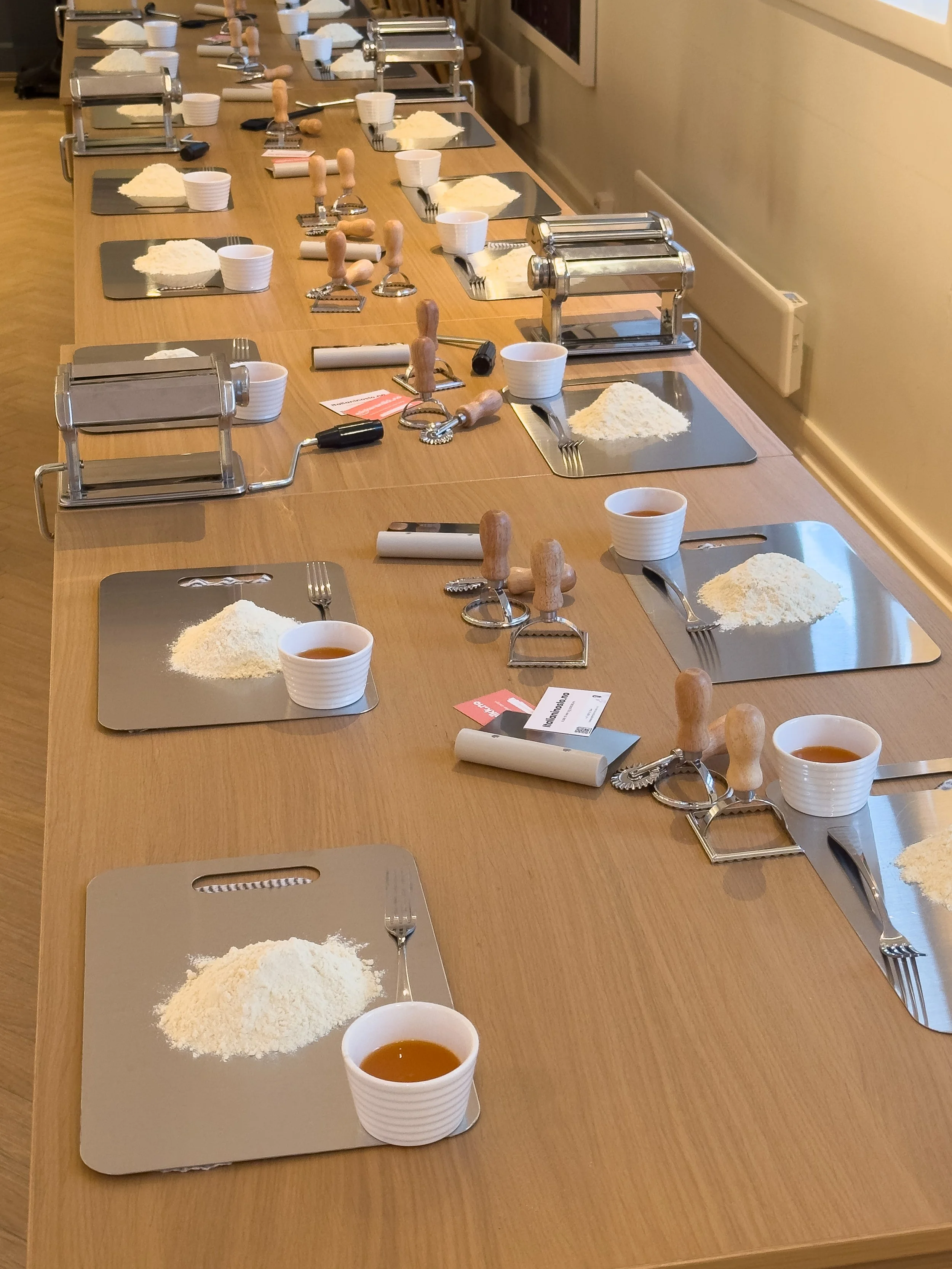 Bord med råvarer til pastakurs som lager ravioli på utdrikningslag i Oslo