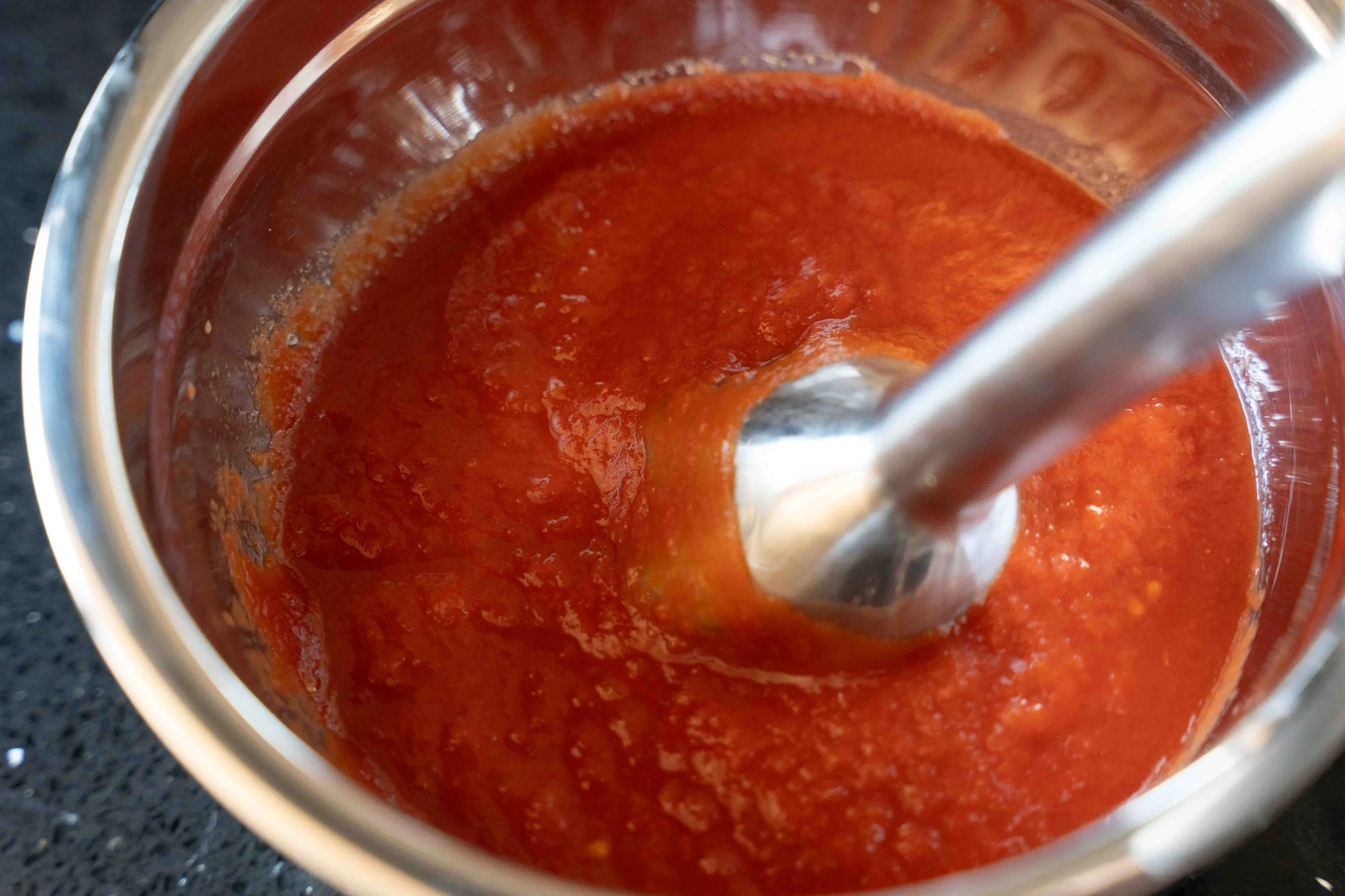 pizzasaus med stavmikser